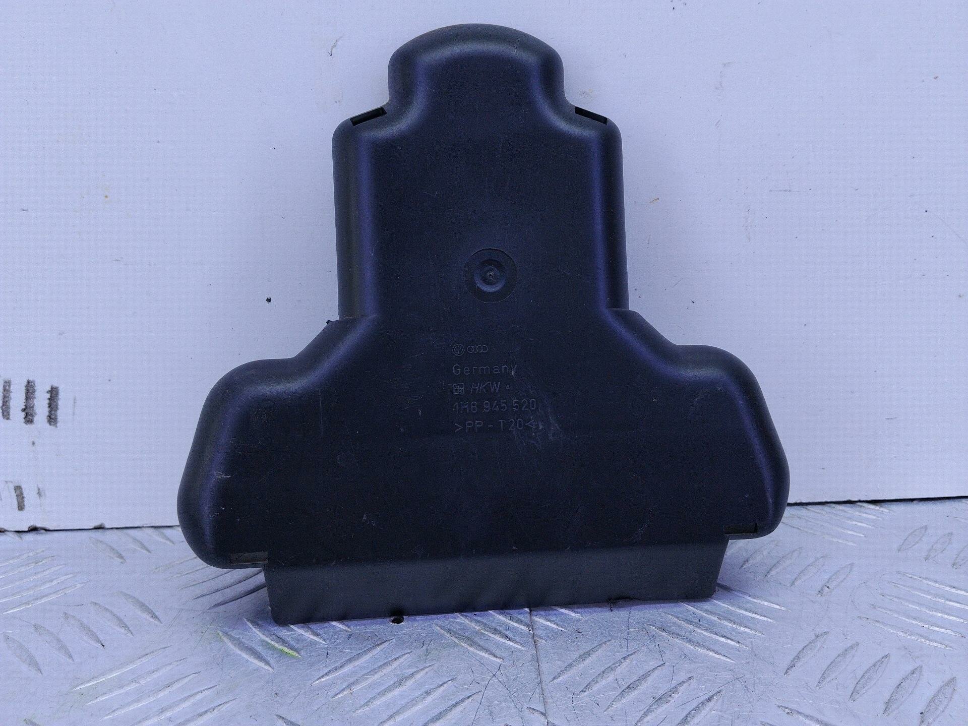 Накладка заднего фонаря левая Volkswagen Golf 3 1993 1H6945520