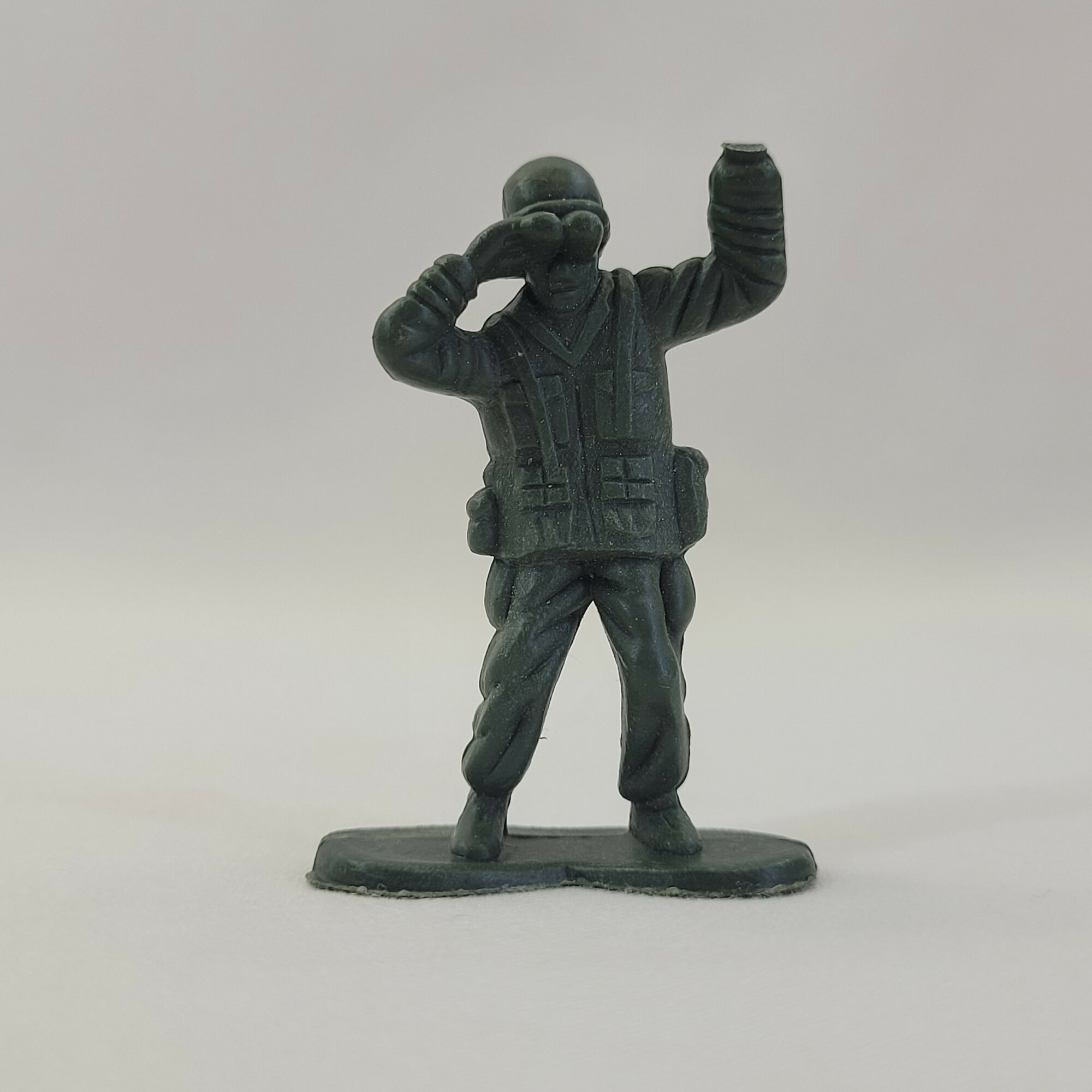 Солдатик винтажный СССР. Фигурка военного на подставке в защитном снаряжении и каске