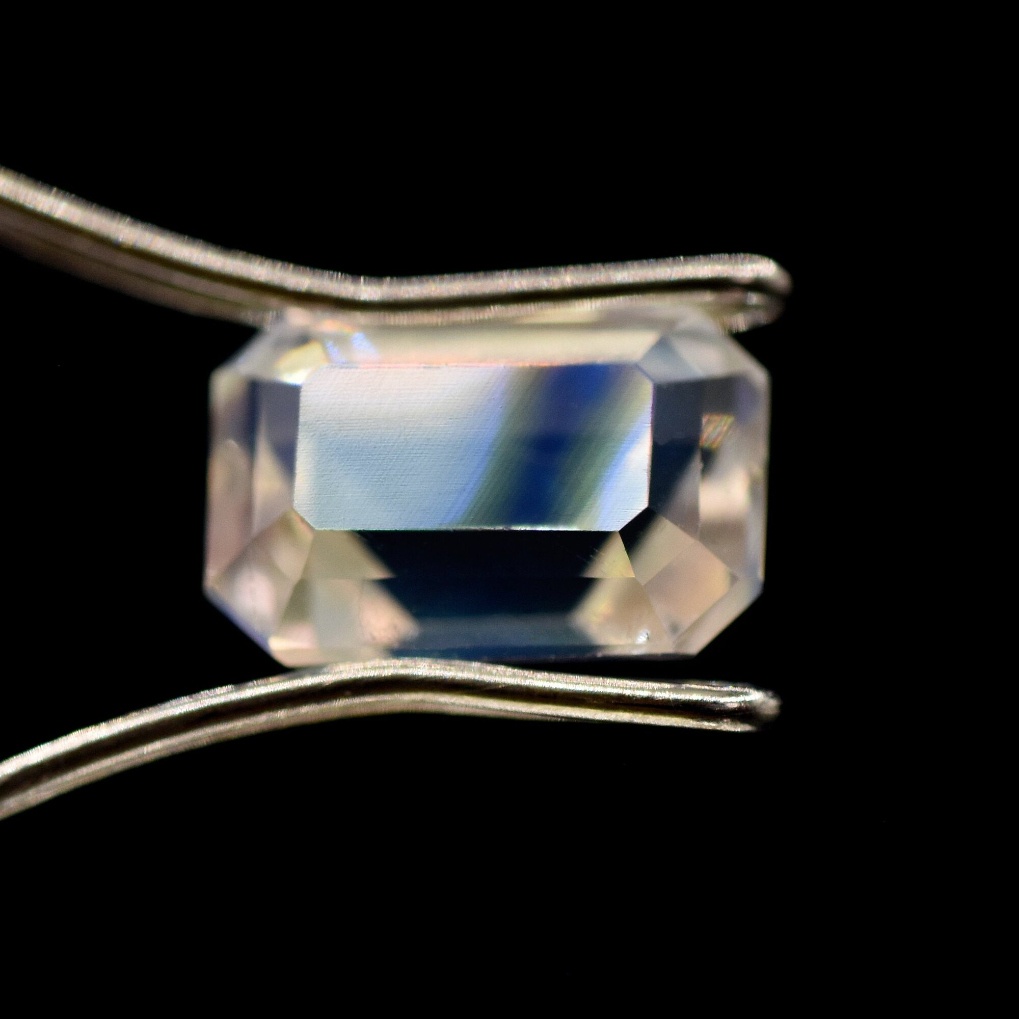 Лунный камень адуляр, 1.28ct. октагон (Мадагаскар)
