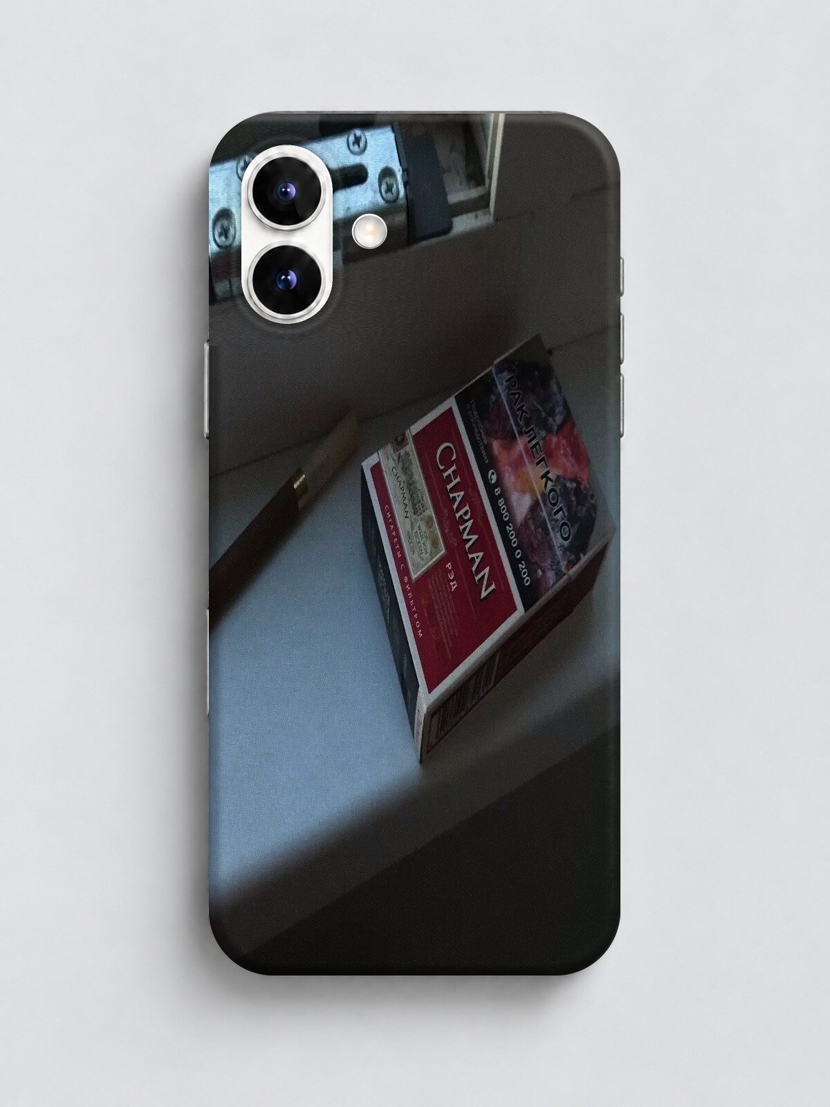 Эстетичный чехол на iPhone 16 Чапман Чарман