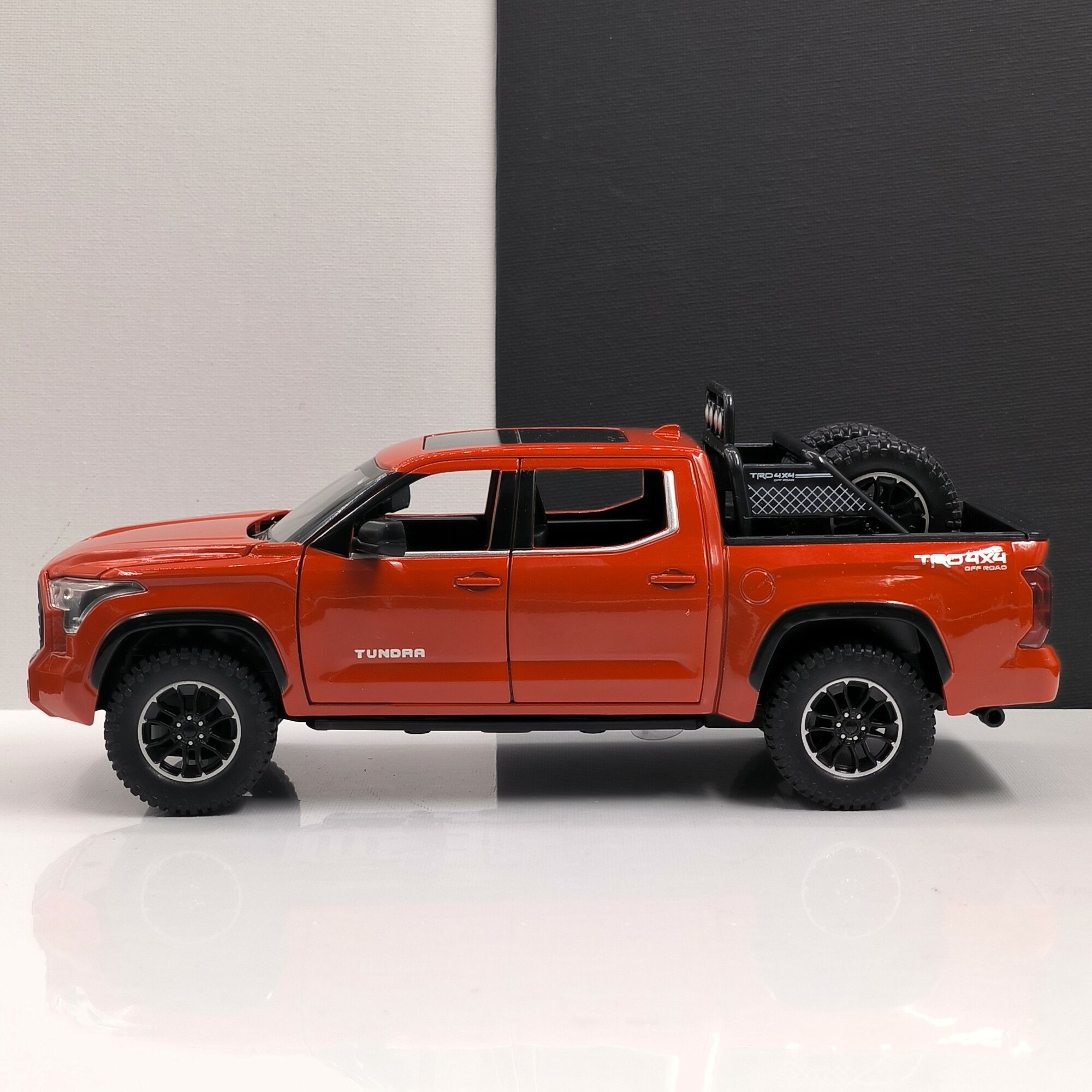 Машина металлическая Toyota tundra с световым и звуковым сопровождением. Масштаб 1:24 — фото 1