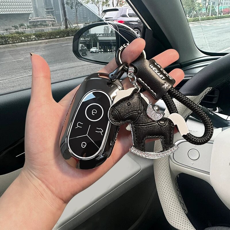 Чехол для ключей Geely Star Wish 2025 с темно-серым цветом и черным брелоком с лошадью