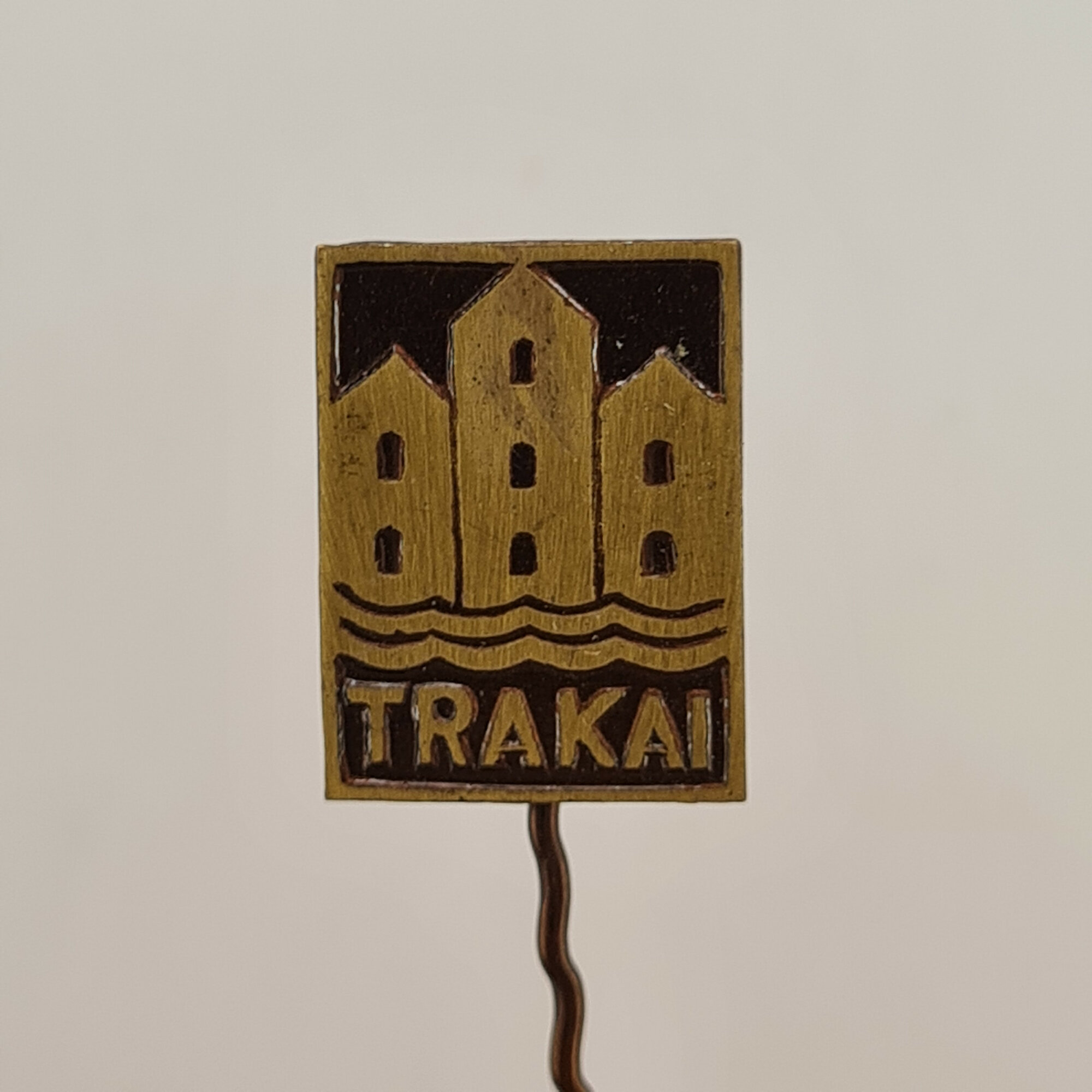 Значок СССР. Тракай, Литва, башни над водой, городская архитектура. Винтажный значек.