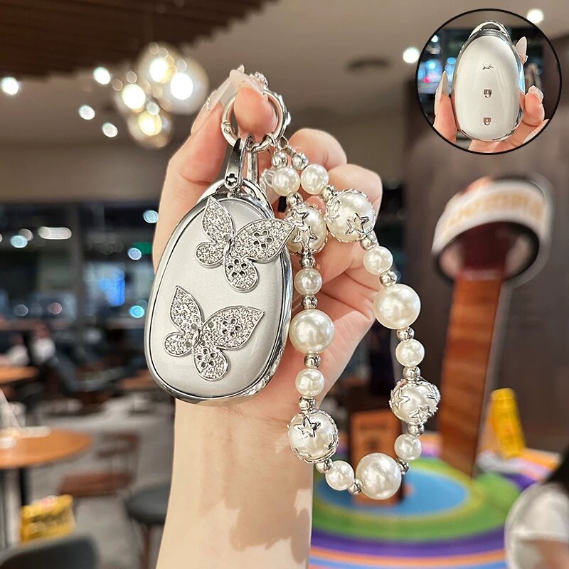 Серебристый брелок A Round Smart с жемчужной цепочкой из серебряных звезд и диамантовой бабочкой-зажимом