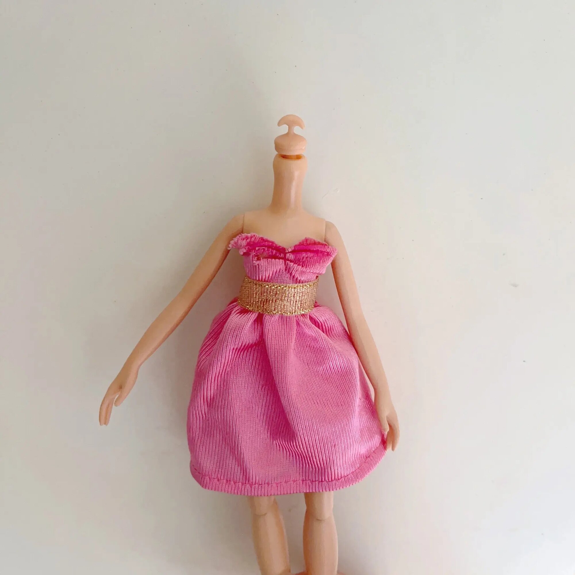 Кукла Barbie без головы в розовом платье