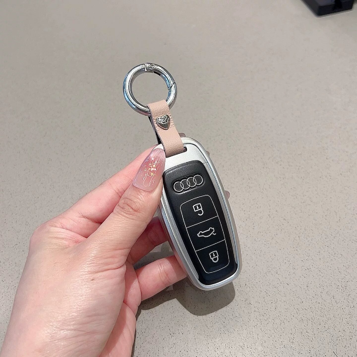 Чехол для ключа Audi для моделей A6L/A7L/A3/Q4 e-tron/Q5/Q2/A4L/Q5L/A8 - Черный с розовой кожаной лямкой и серебряным