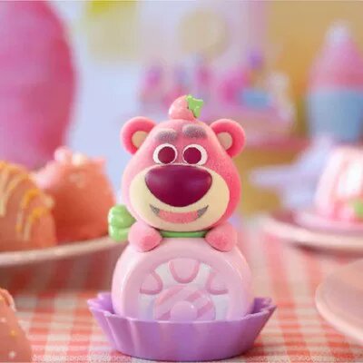 TOPTOY Disney Strawberry Bear Dessert Figurine - Дизайн с клубничным рулетом, коллекционная игрушка, высота 6 см