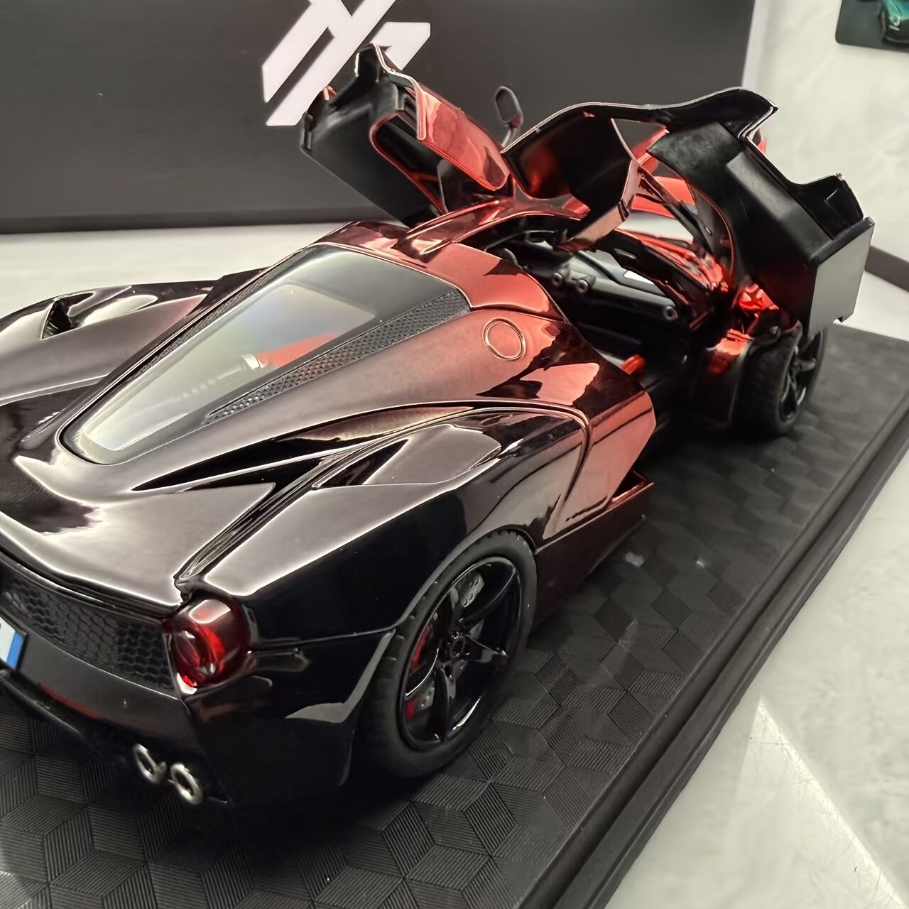 Модель автомобиля в масштабе 1:24 из литого сплава с фиксированным основанием