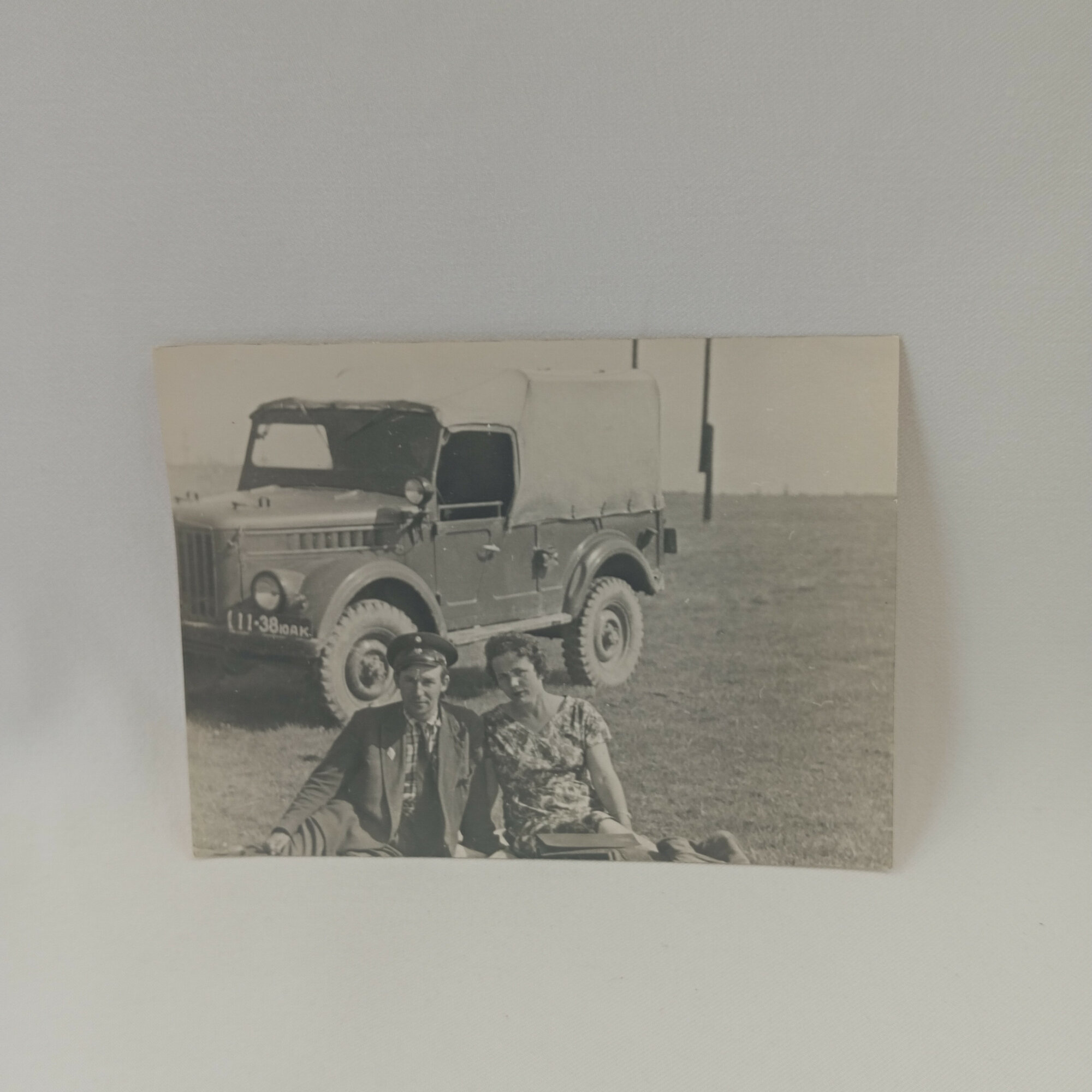 Фотография винтажная, СССР. Черно белый любительский снимок с автомобилем, май 1963 года