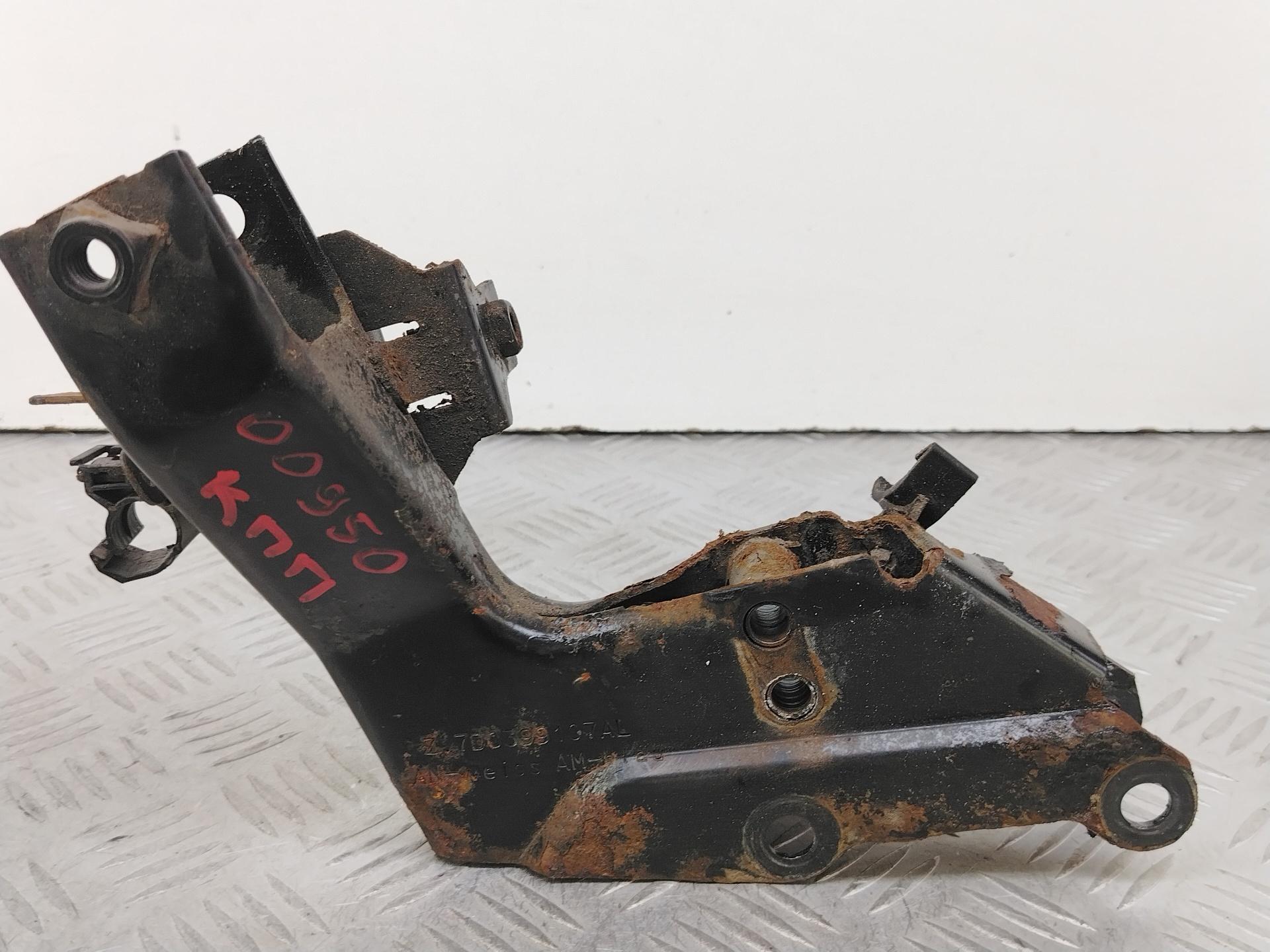Кронштейн коробки (балка кпп) Volkswagen Caravelle T4 (1991 - 2003) 7D0399111K