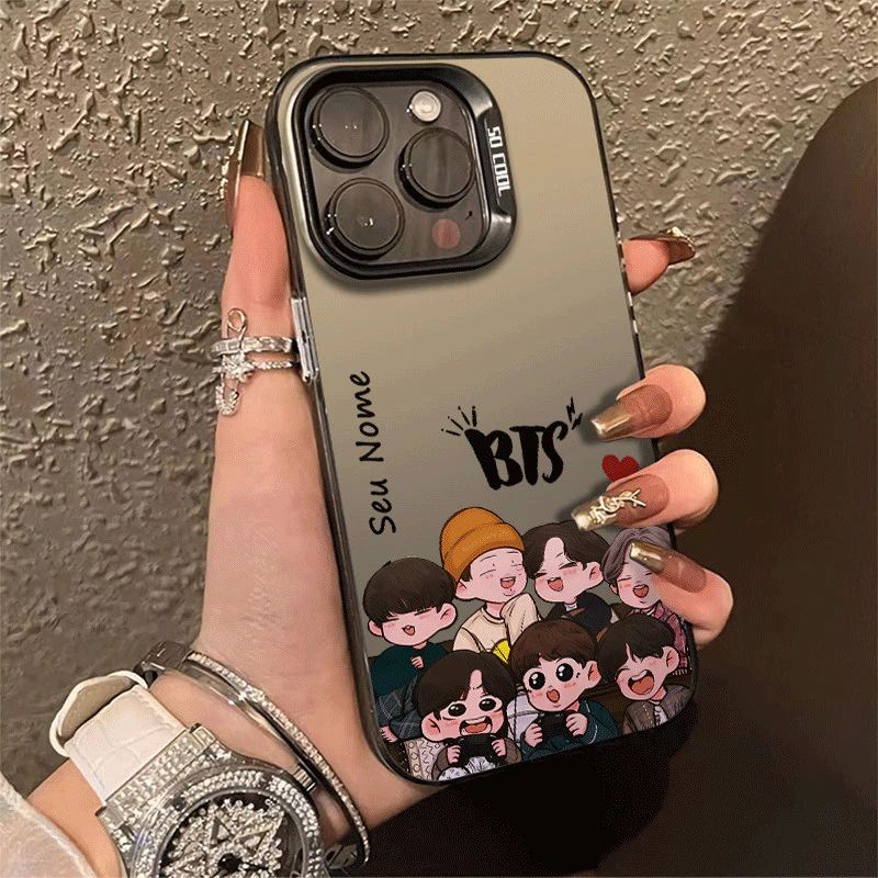 Чехол на Айфон 15 / IPhone 15 чёрный с изображены чibi-версии участников группы BTS с логотипом "BTS" и надписью "Seu Nome".