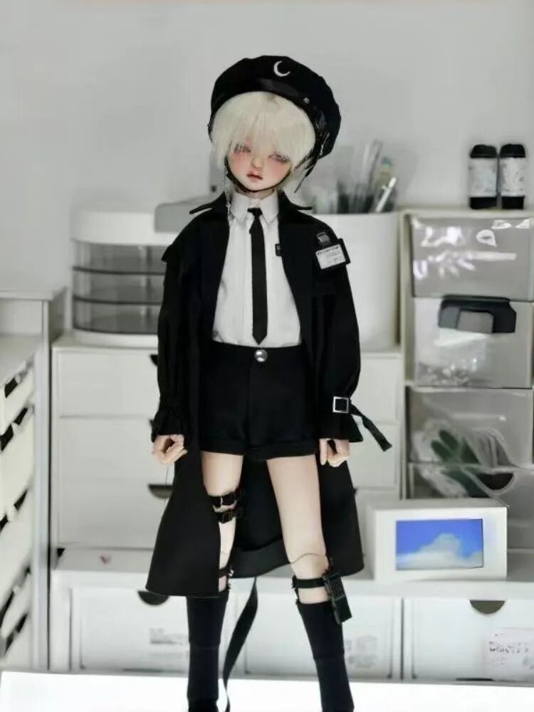 Комплект одежды для BJD-куклы около 40 см: мужское пальто-тренч и кепка из ткани