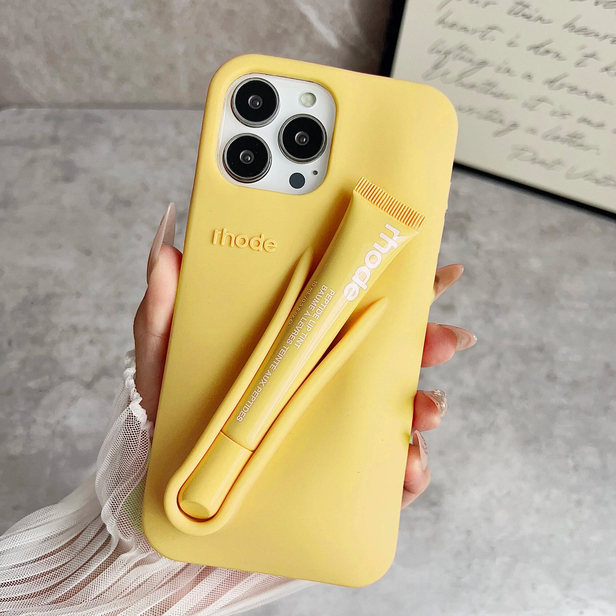 Желтый чехол для iPhone 15/14 Plus с держателем блеска