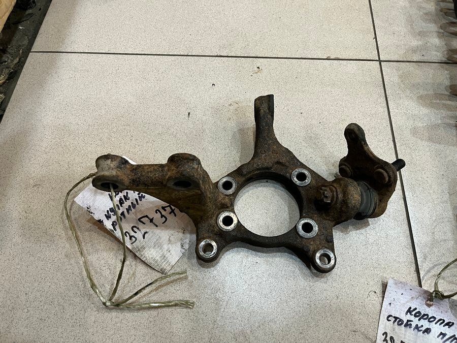 Кулак поворотный передний правый от Toyota Corolla E150 2006-2013