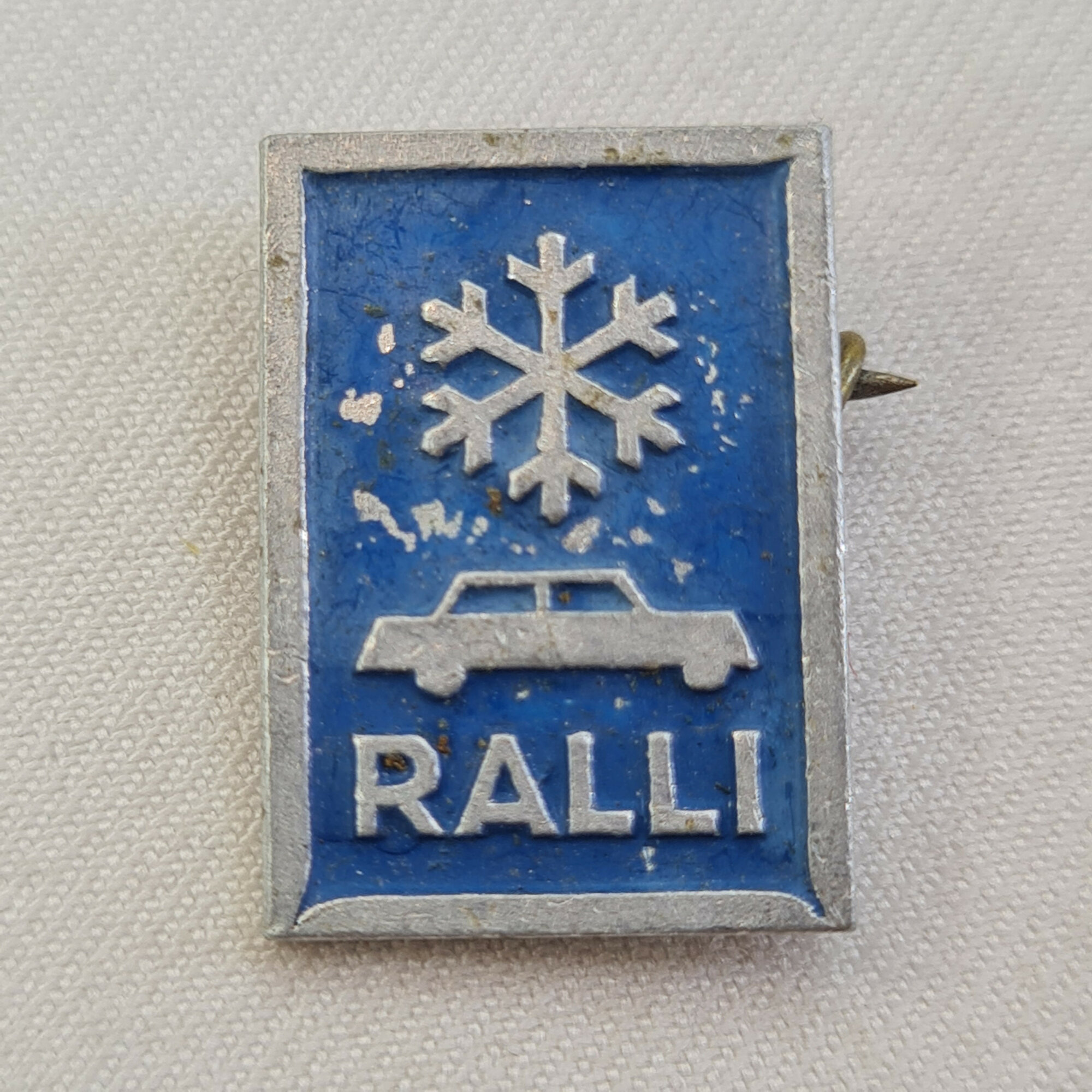 Значок СССР. Надпись RALLI, снежинка и автомобиль, автоспорт. Винтажный значек.