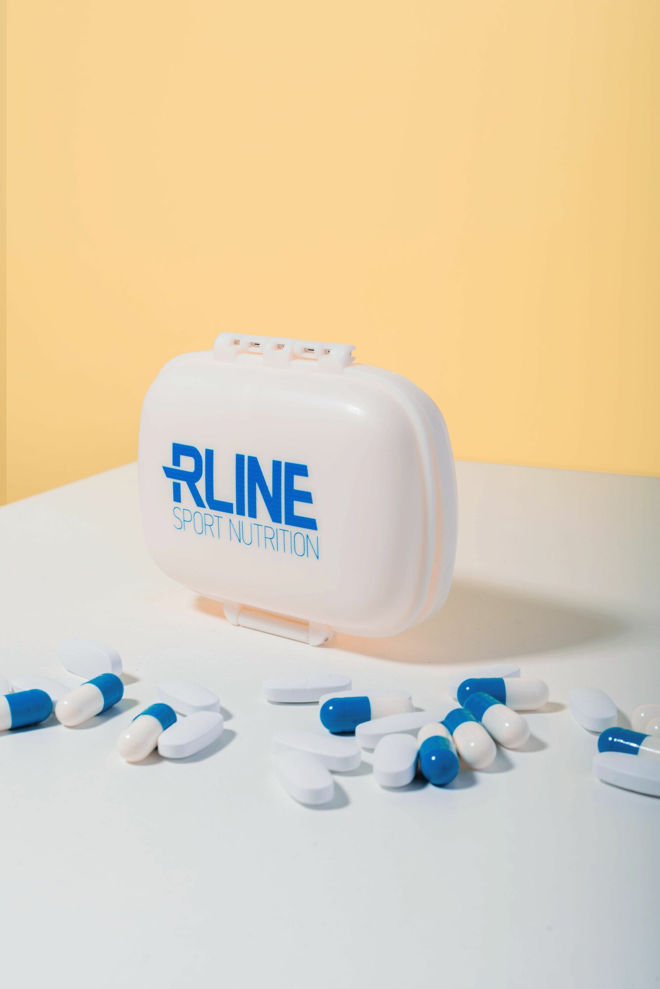 Таблетница большая RLine, цвет: белый. Экопластик. Переносной бокс для капсул РЛайн, 8 изолированных отделений.