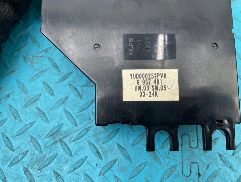 Кнопка стеклоподъемника Land Rover Range Rover 2004 L322 M62B44 4.4 OEM YUD000252PVA