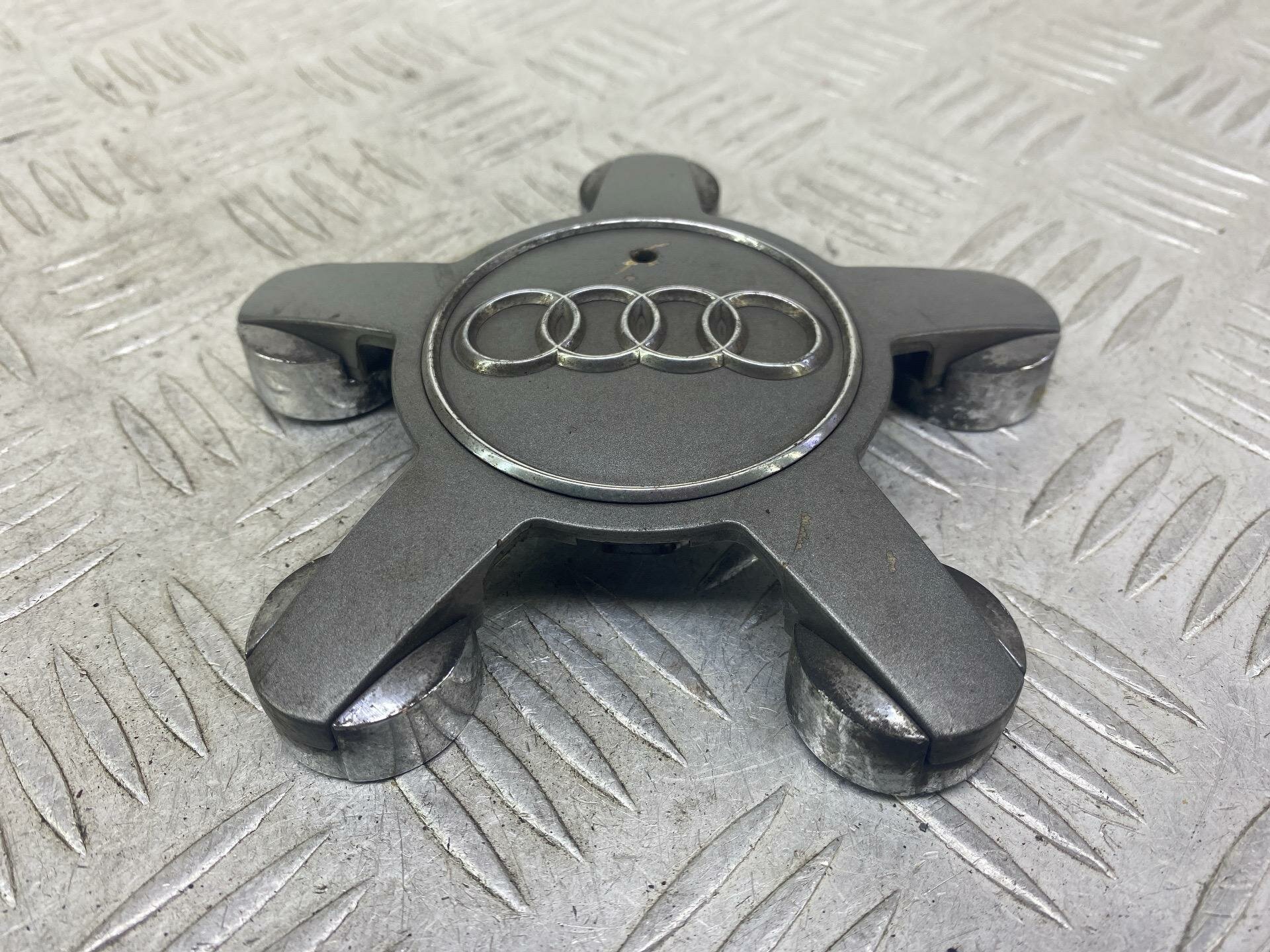Колпачок литого диска Audi A8 D4 (2009 - 2014) 4F0601165N