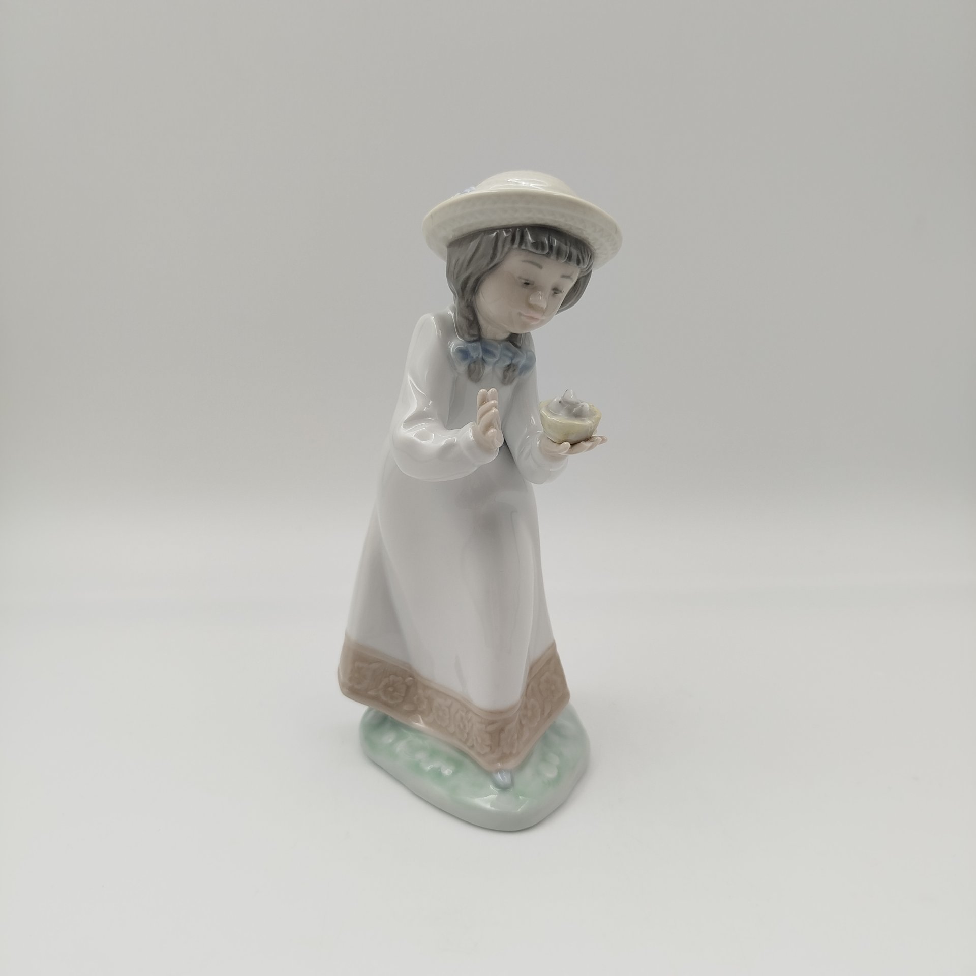 Статуэтка "Девочка с цыплятами", NAO Porcelain, фарфор, роспись, Испания, 1988-2000 гг.