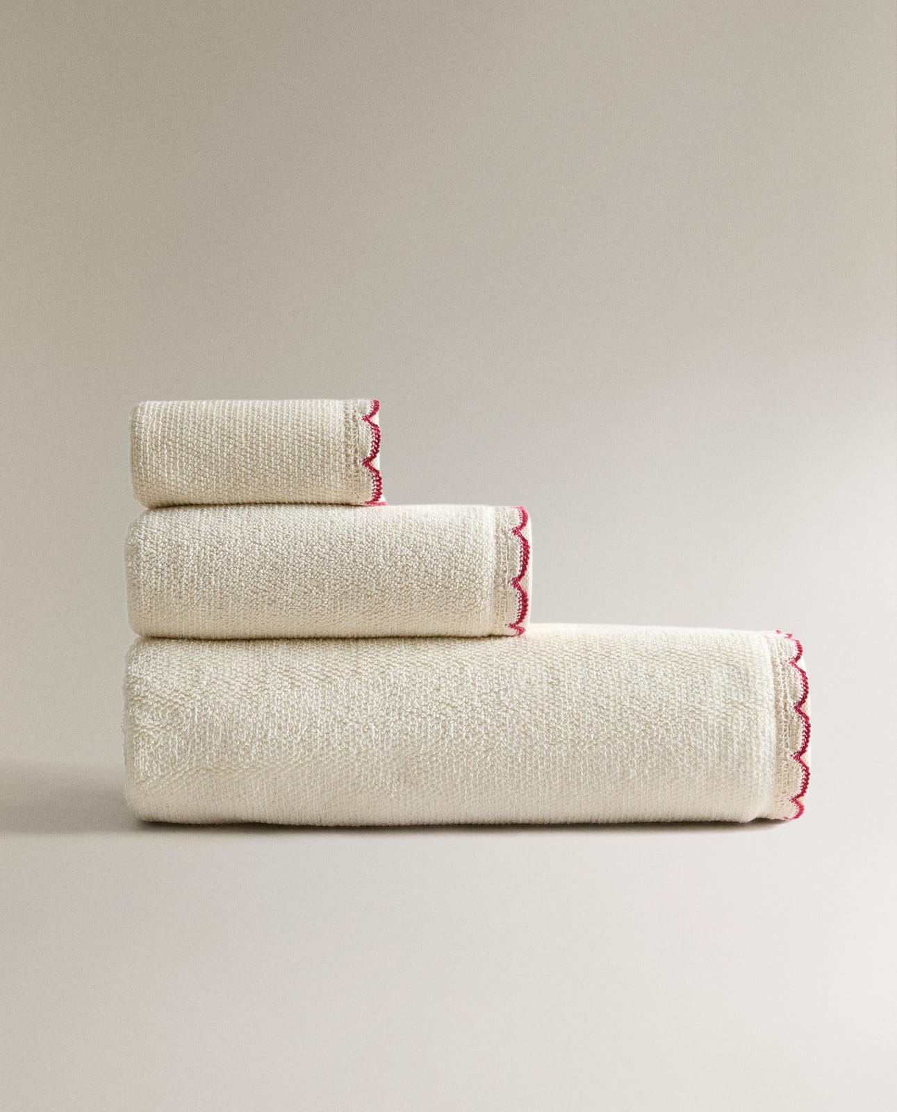 Полотенце банное Zara Home с контрастной вязаной отделкой, красный, 50 x 90 см 4589/013/600-35