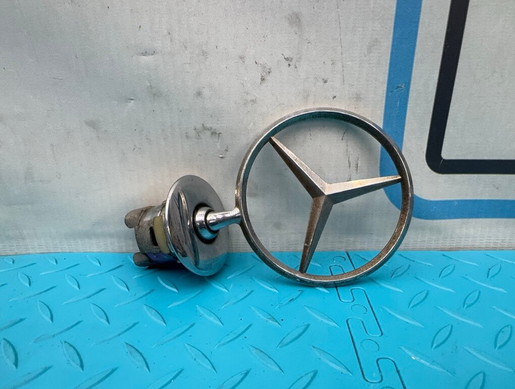 Эмблема Mercedes-Benz S-Class 2006 W221 273.961 5.5 OEM A2218800086