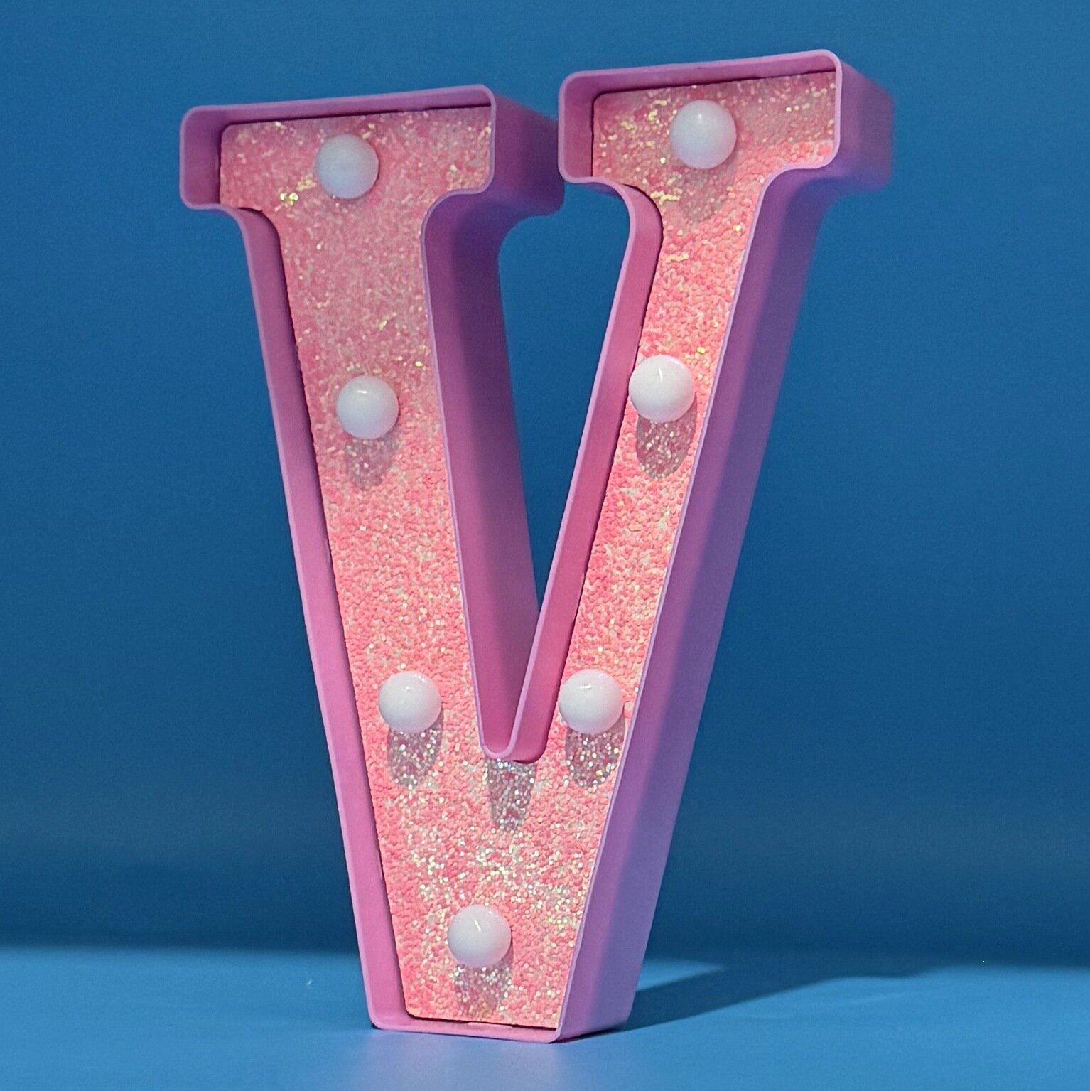 Светящаяся буква V 21.8 см, розовый корпус, белый свет, праздничные украшения для дома