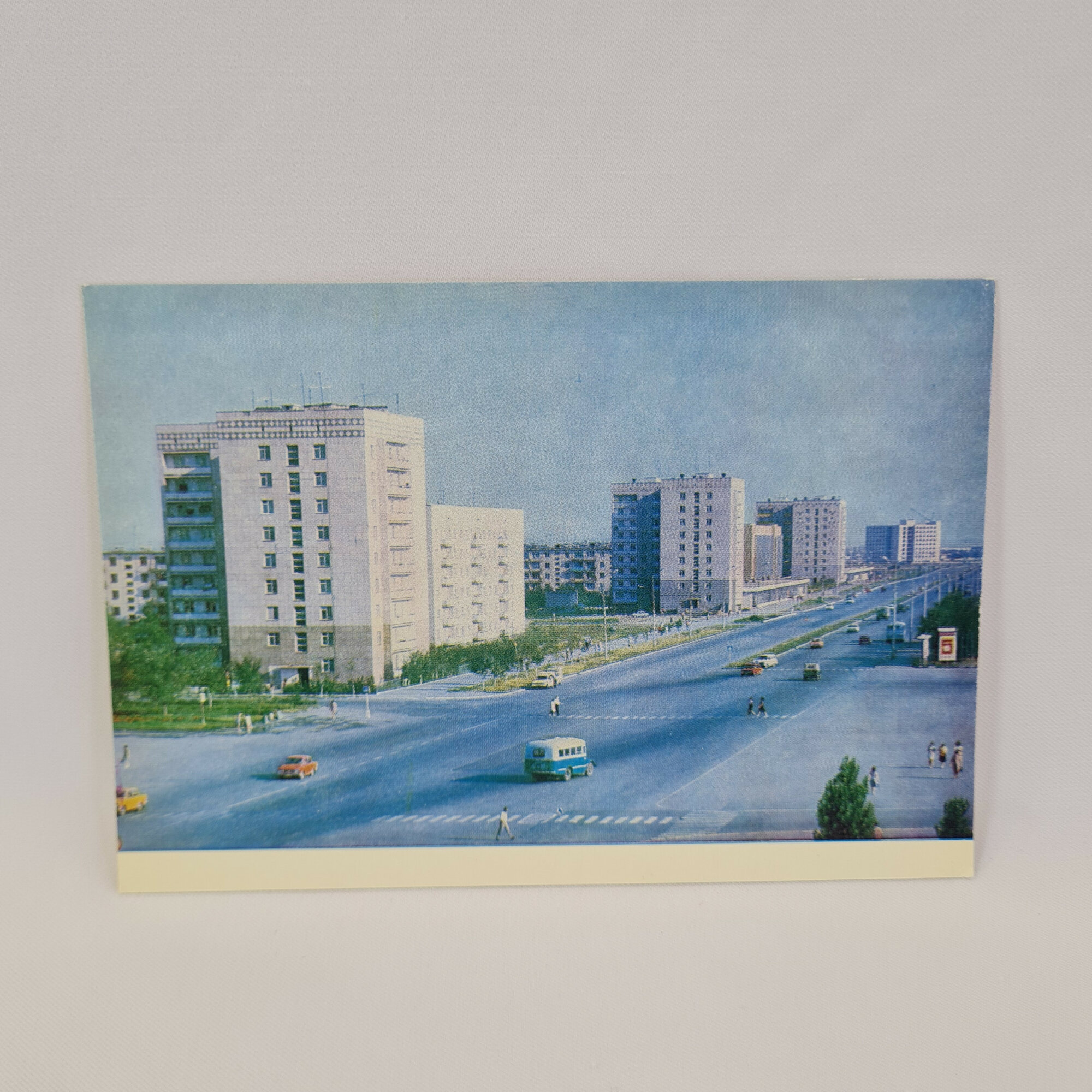 Открытка советская СССР. Актюбинск, проспект Ленина, городские здания и транспорт. Винтаж