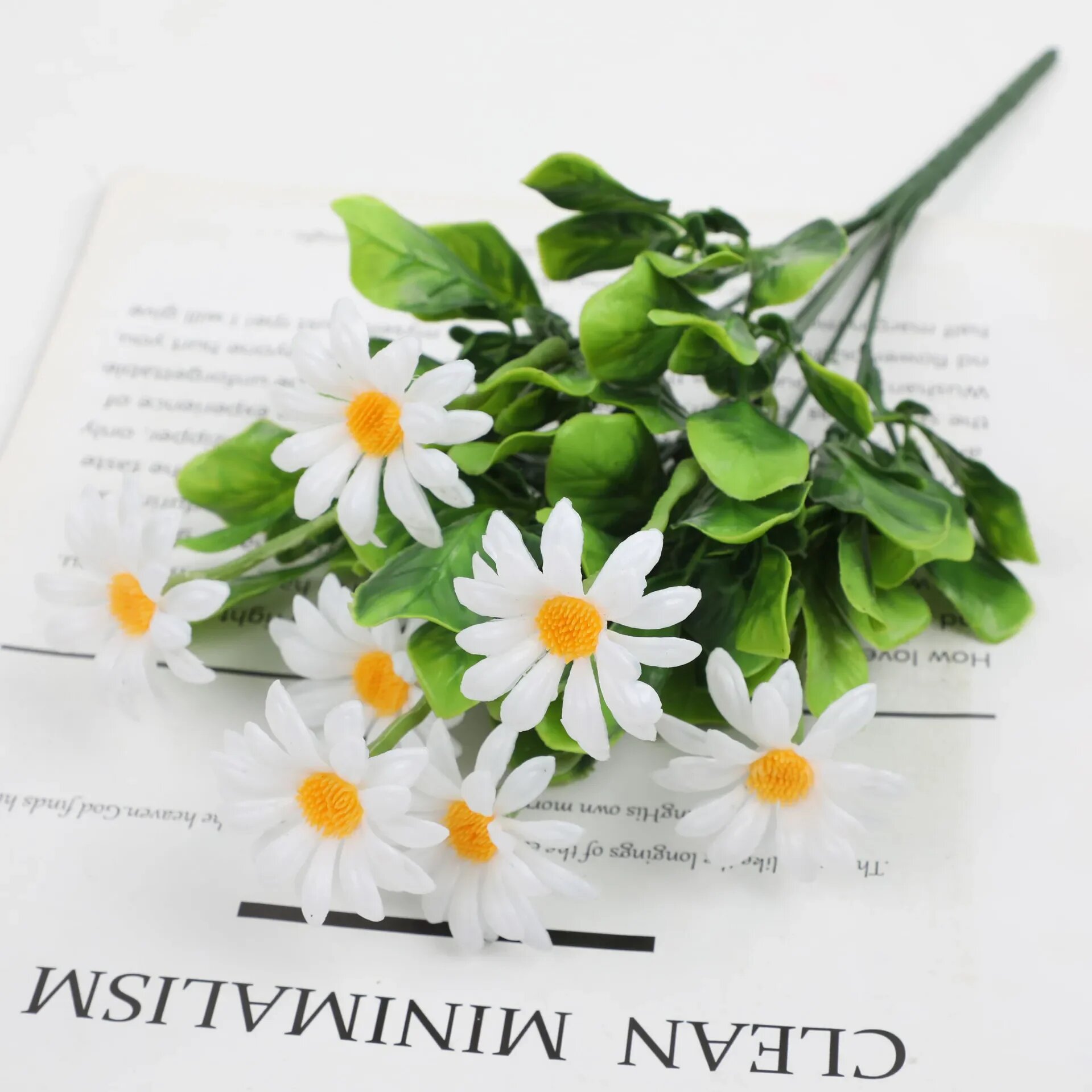 Искусственные маргаритки и зелень для декора могил Белый, White-2PCS