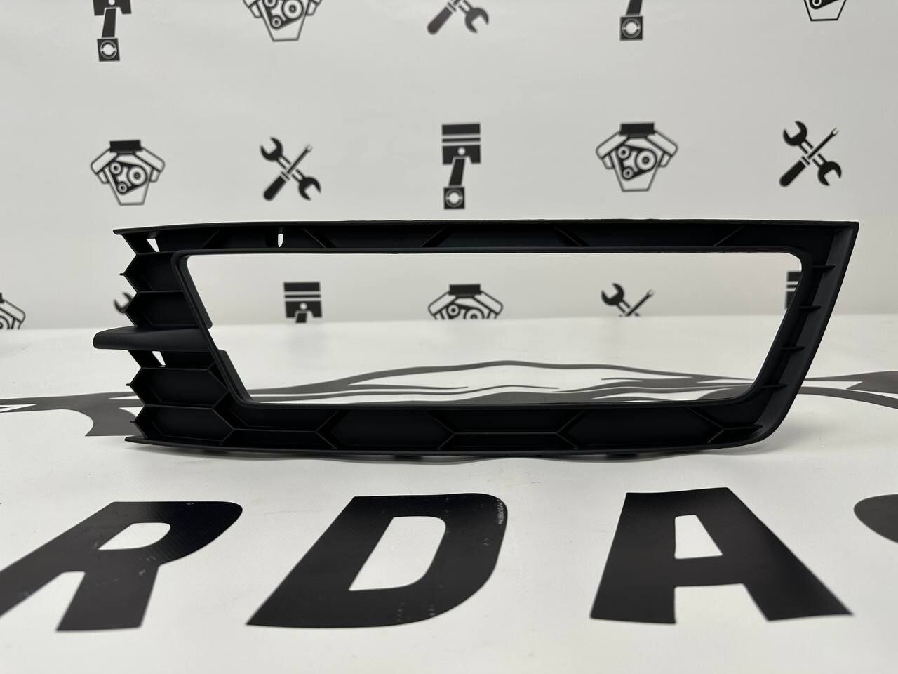 Рапид 13-17 - Рамка ПТФ левая O.E.M. арт. OEM1464L