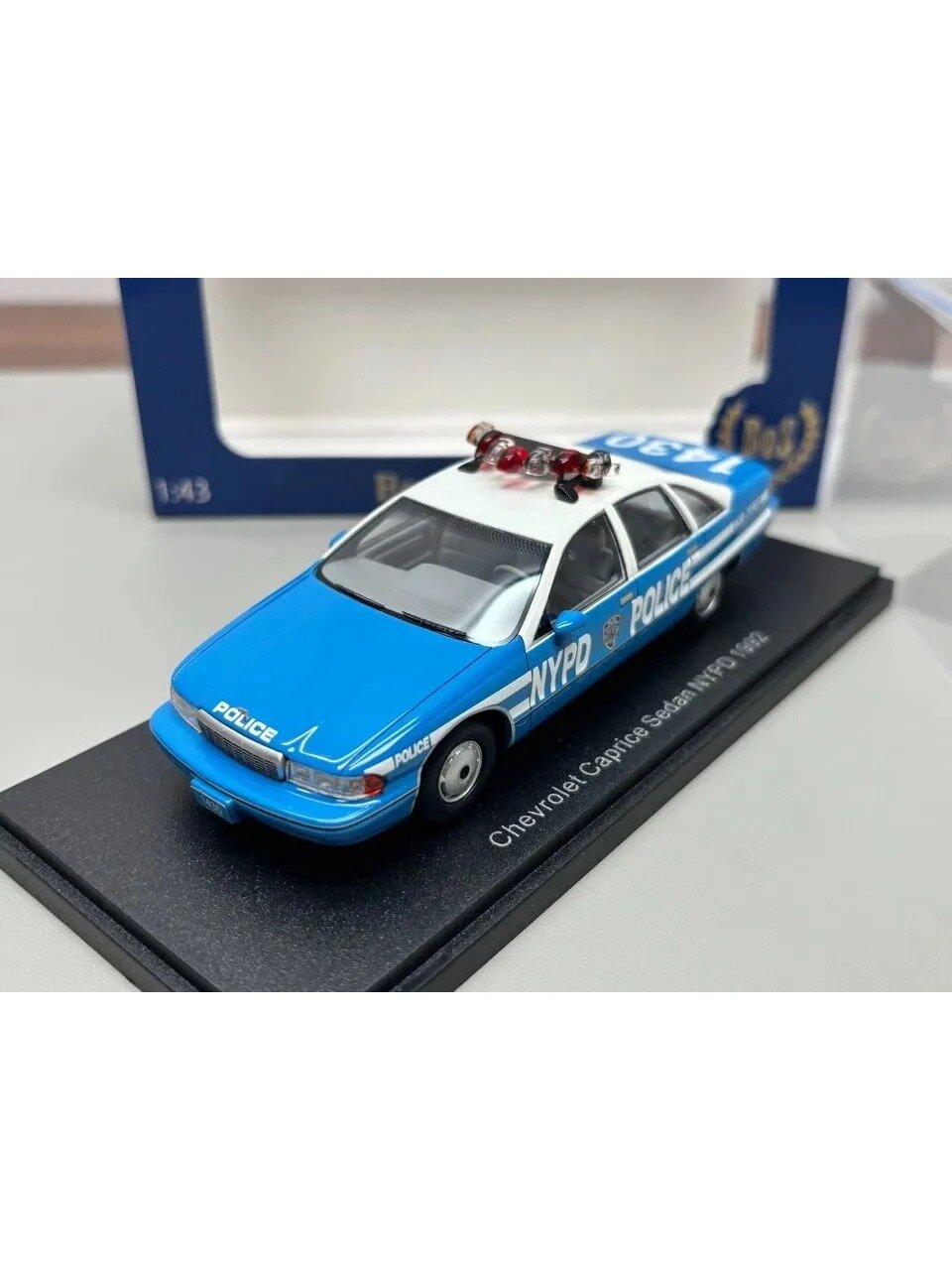 Машинка BOS 1/43 Scale Resin Chevrolet Caprice Sedan NYPD 1992-Model Car Смоляная модель автомобиля Коллекционный предме