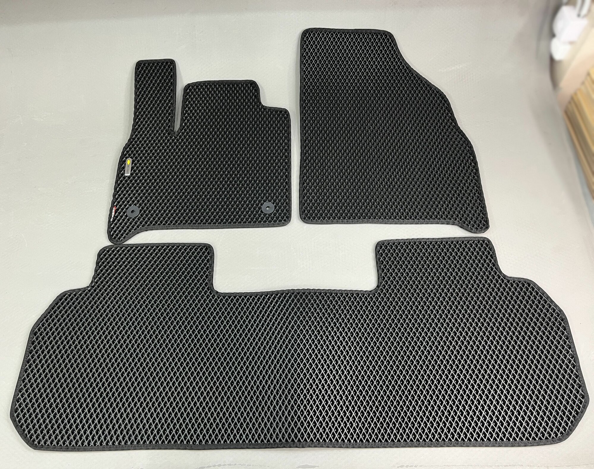 Автомобильные коврики EVA для Chevrolet Traverse II 3 ряда (2017-2021). Чёрные с черным кантом. С шильдиком Chevrolet