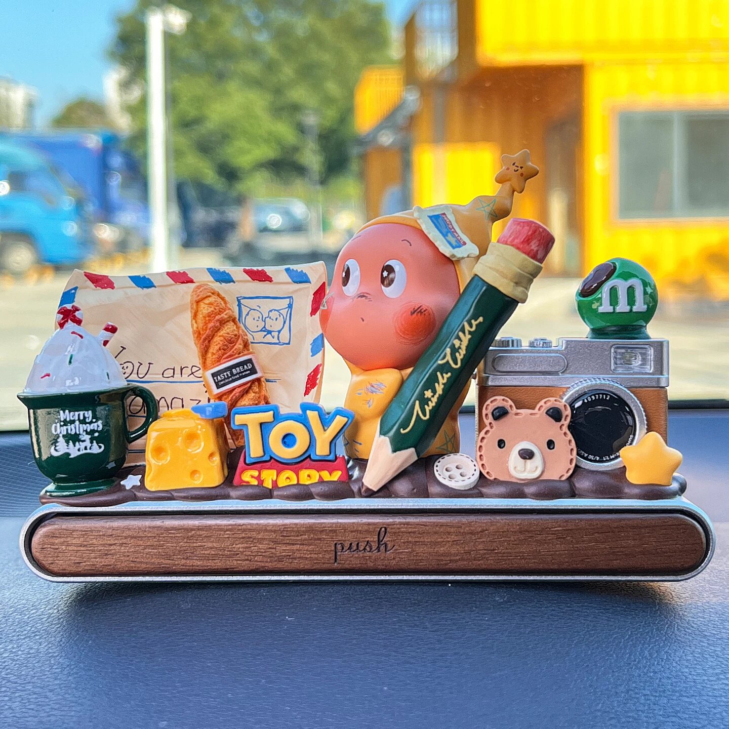 Серия звездных людей POP MART: Декоративная табличка для приборной панели автомобиля «Ручная открытка» с магнитными