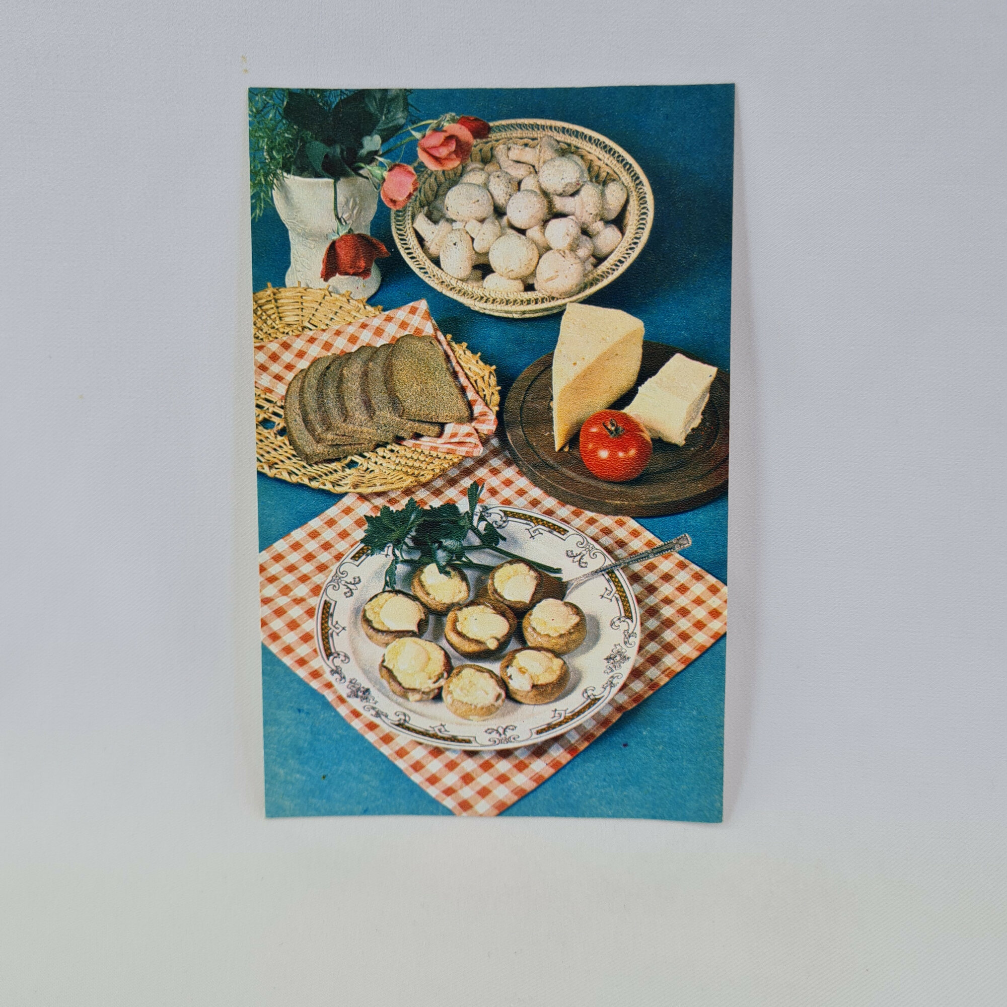 Открытка советская СССР. Кулинария, шампиньоны с сыром, хлеб, овощи, цветы. Винтаж