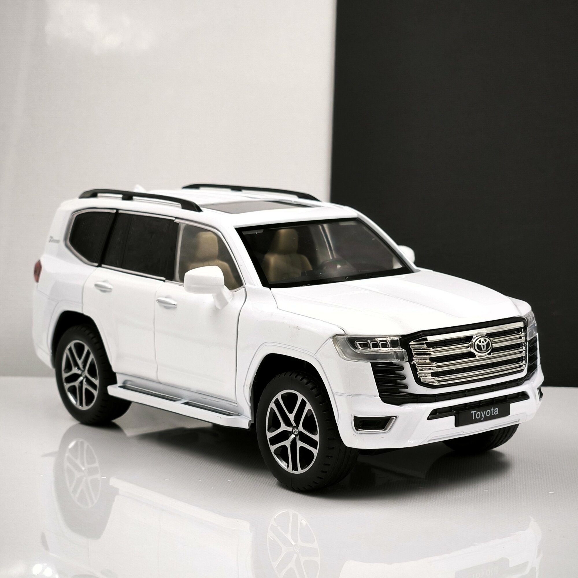 Металлическая машинка Toyota LC 300 с световым и звуковым сопровождением + Пульт (смарт ключ) Масштаб 1:24 (21см)