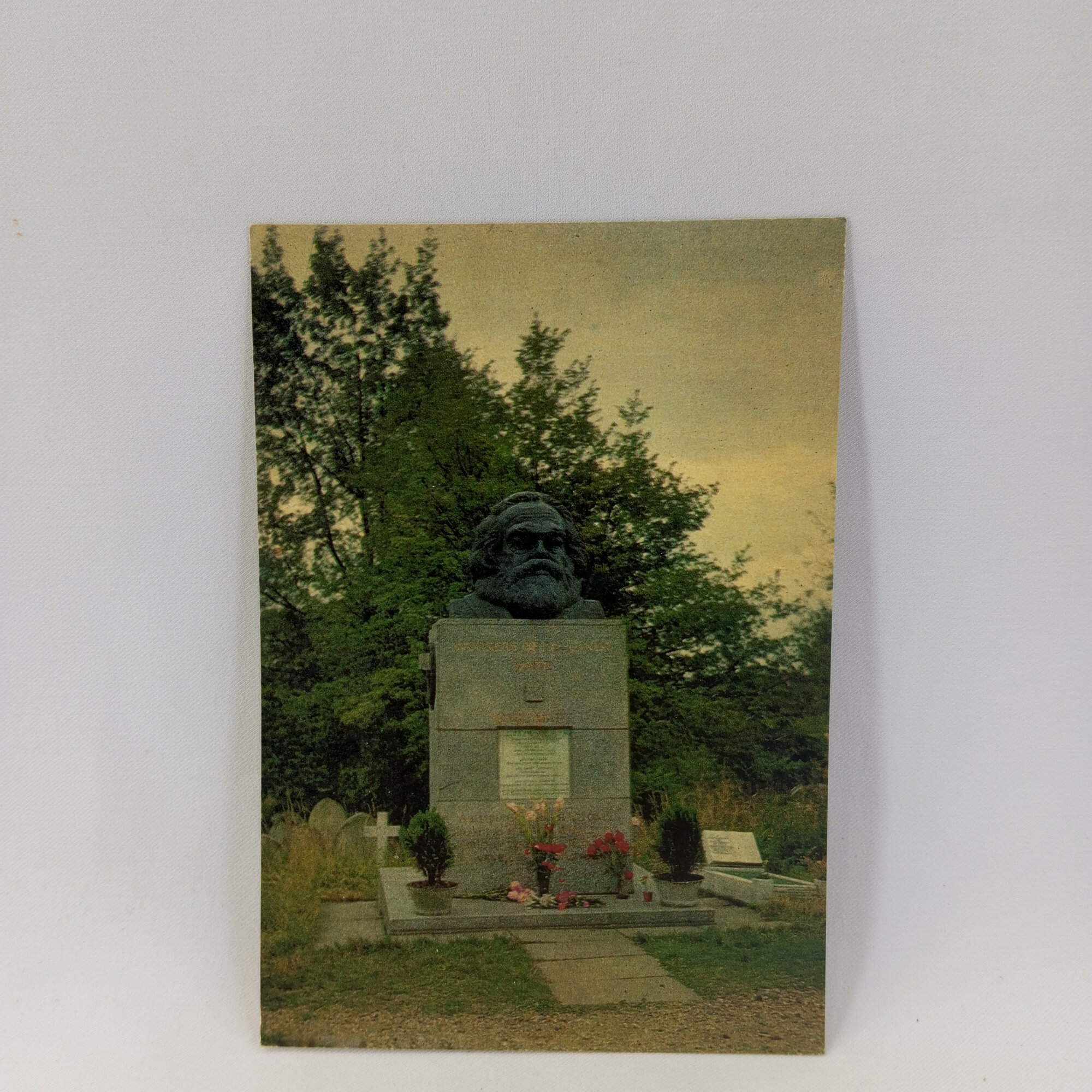 Открытка советская СССР. Памятник Карлу Марксу на Хайгейтском кладбище в Лондоне. Винтаж