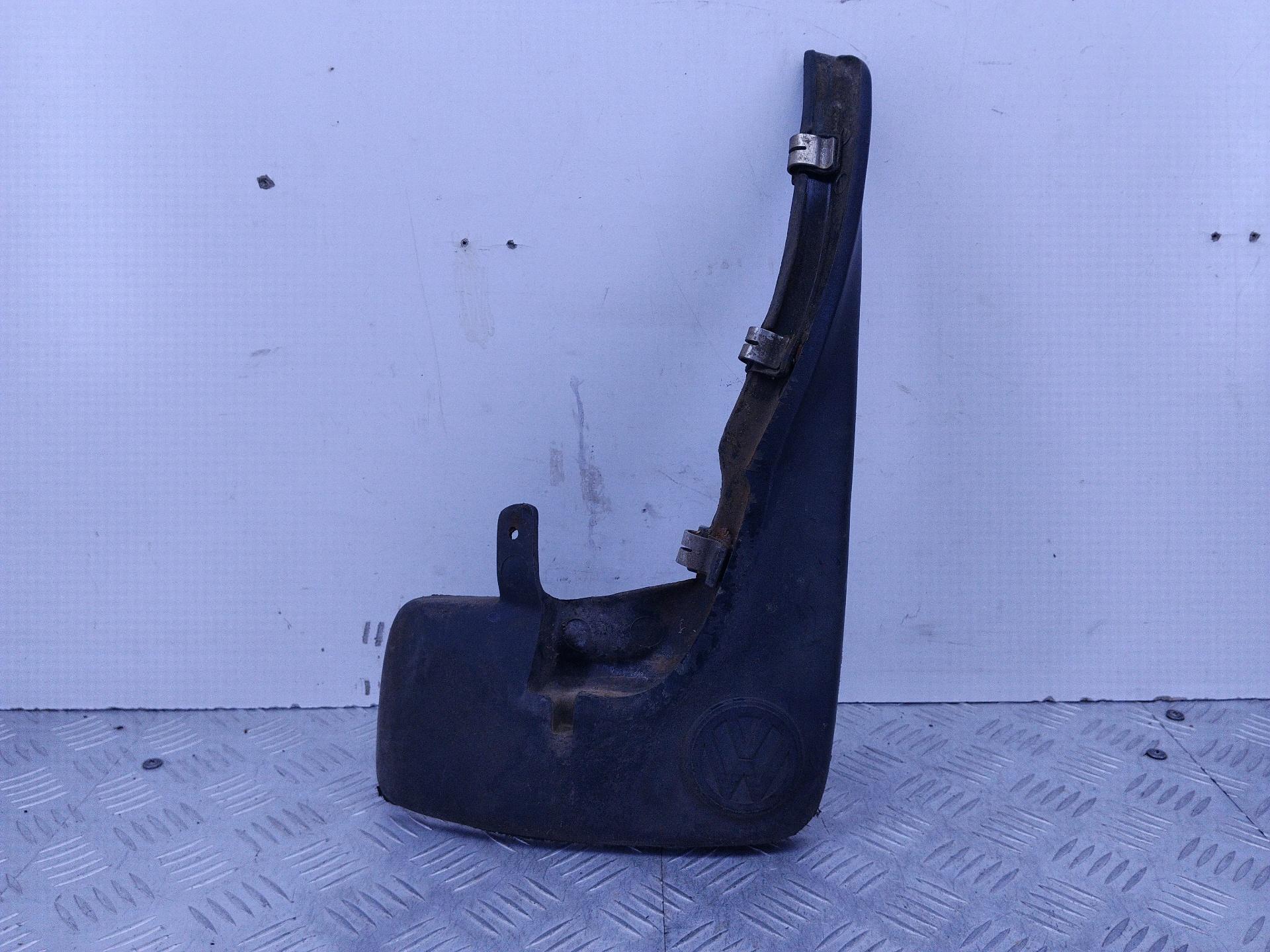 Брызговик передний правый Volkswagen Golf 3 (1991 - 2000) 1H0075111