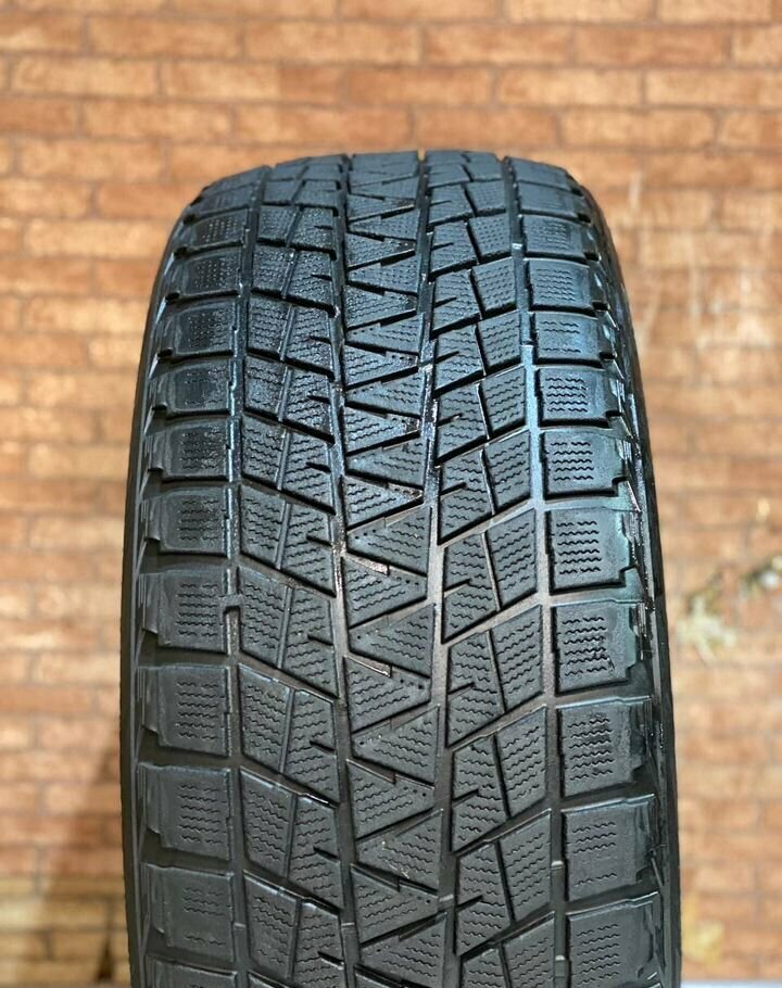 Bridgestone Blizzak DM-V1 285/45 R22
