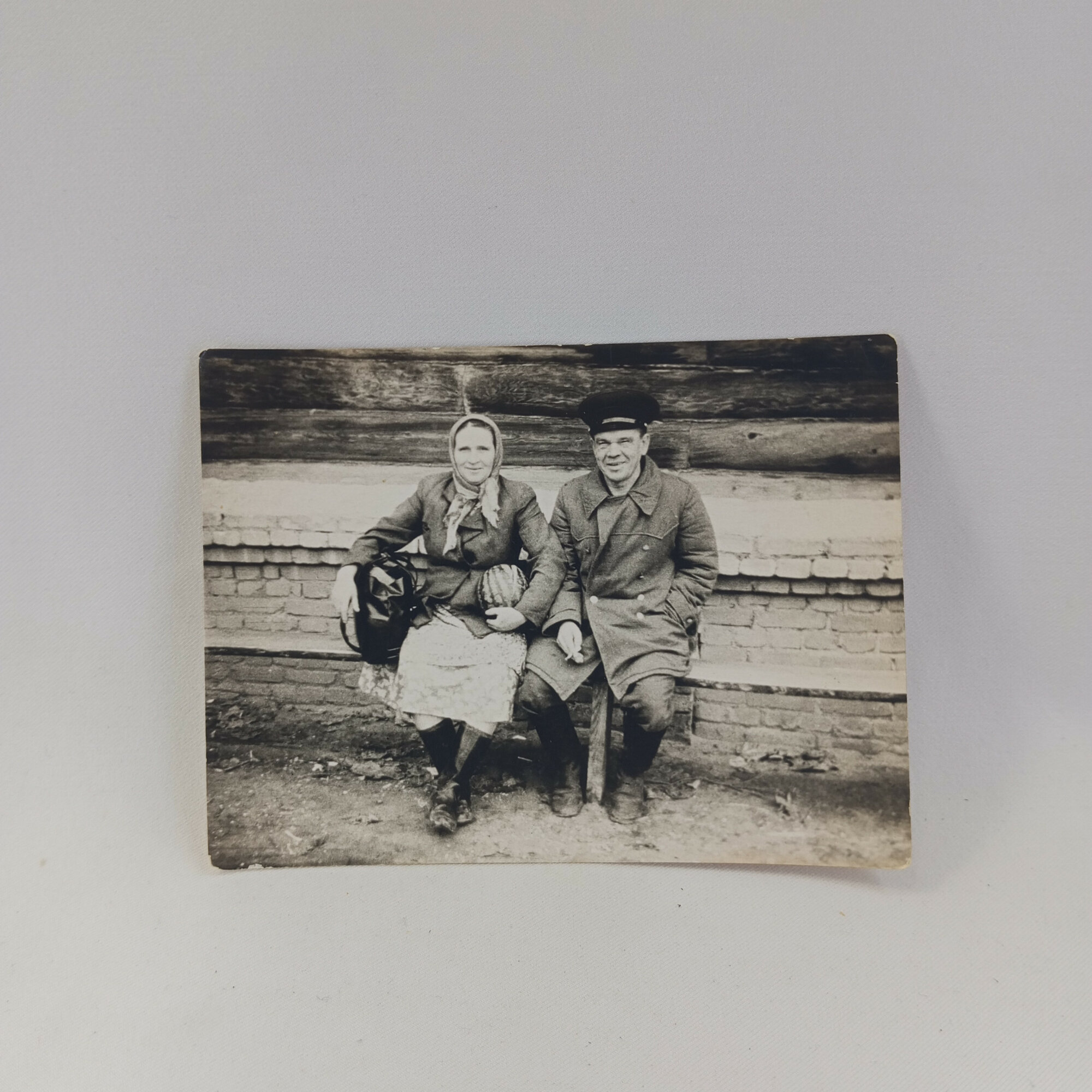 Фотография винтажная, СССР. Мужчина и женщина у деревенского дома, черно белый снимок