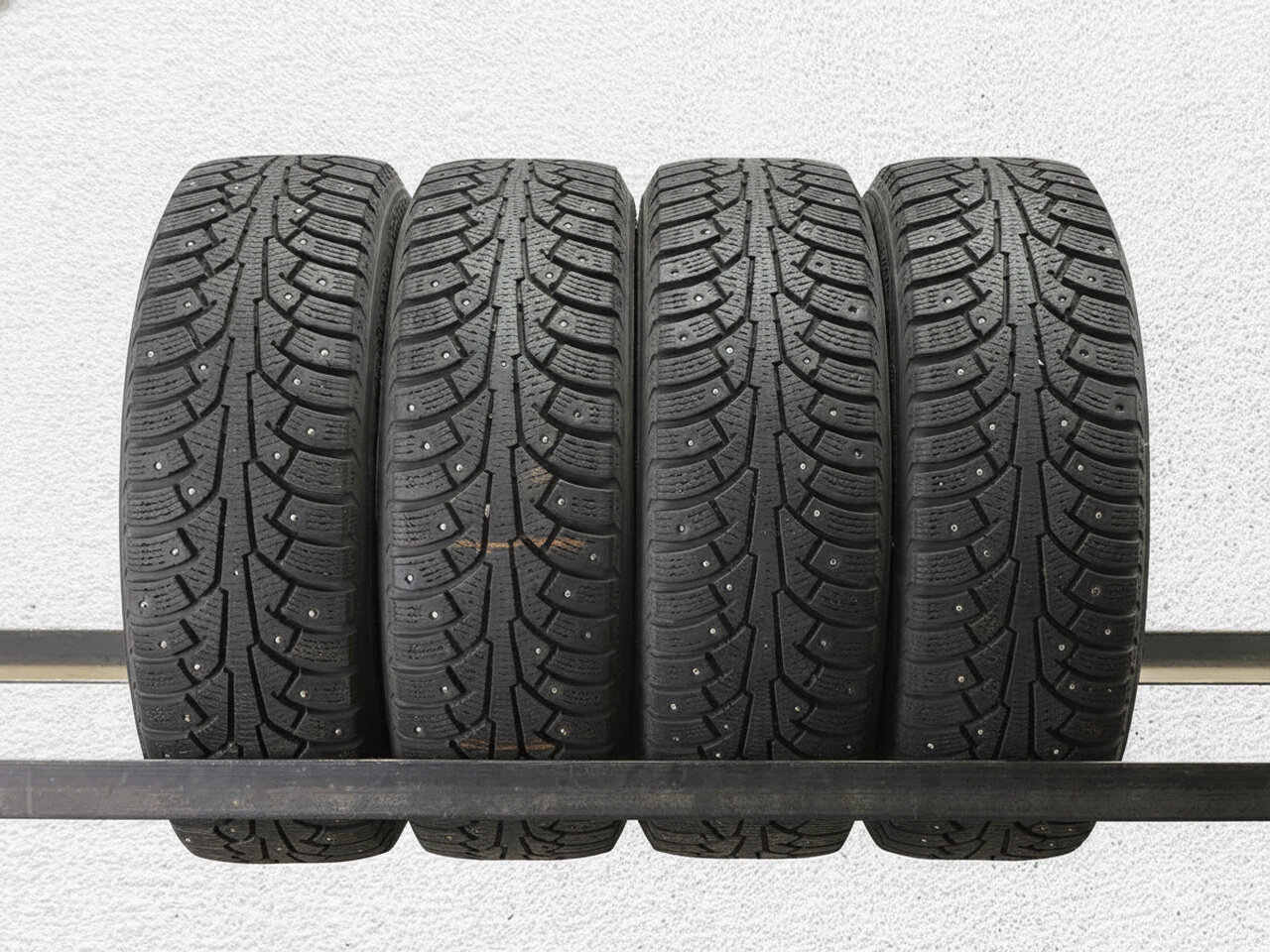 Зимние шины шипованные Nokian Tyres Hakkapeliitta 5 185/60 R15 40% износ MEBZ003