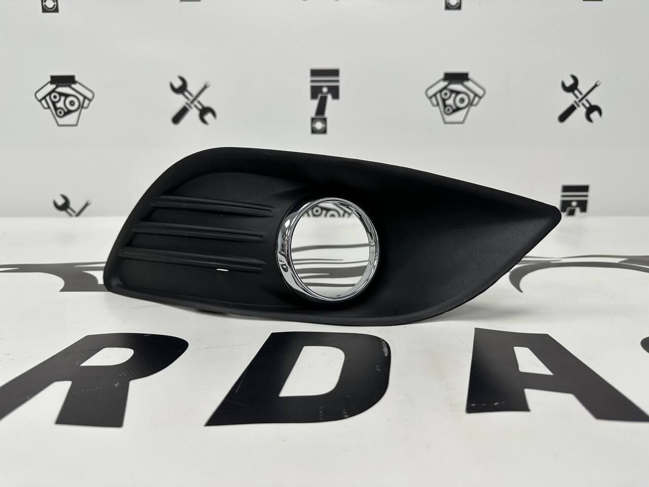 Фокус2 08-11 - Рамка ПТФ правая O.E.M. арт. OEM1372R