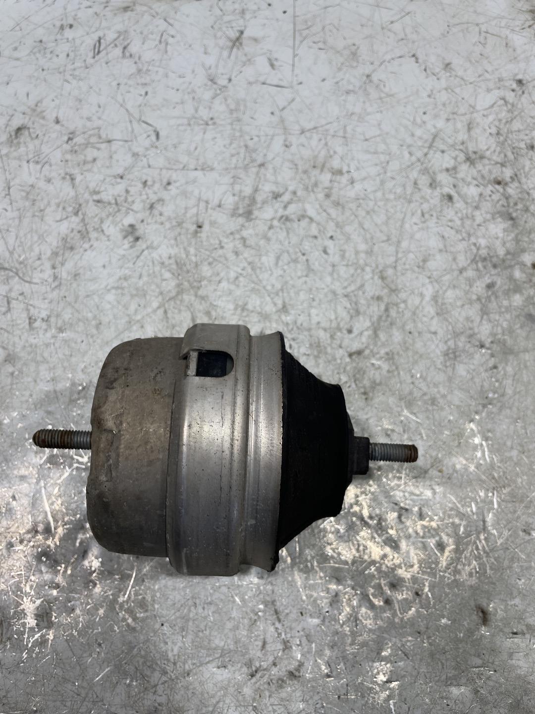 Подушка крепления двигателя Volkswagen Passat B5 (1996 - 2001) 8D0199382L