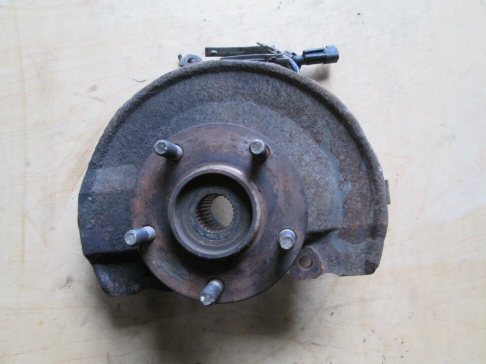 Кулак поворотный передний правый 3870A012 Mitsubishi б/у