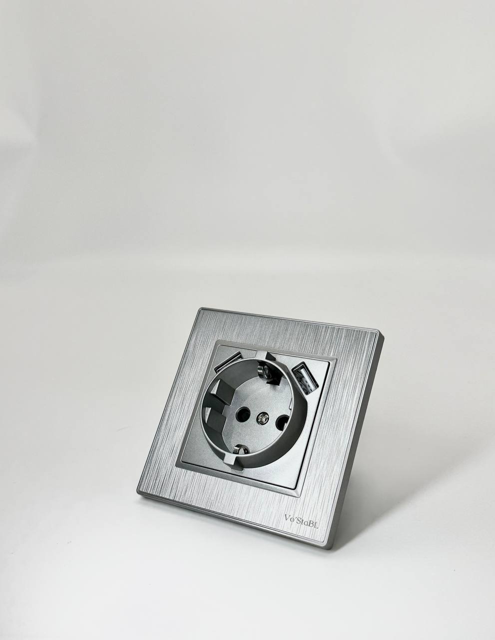Розетка с usb (юсб) одноместная с заземлением и защитными шторками серая