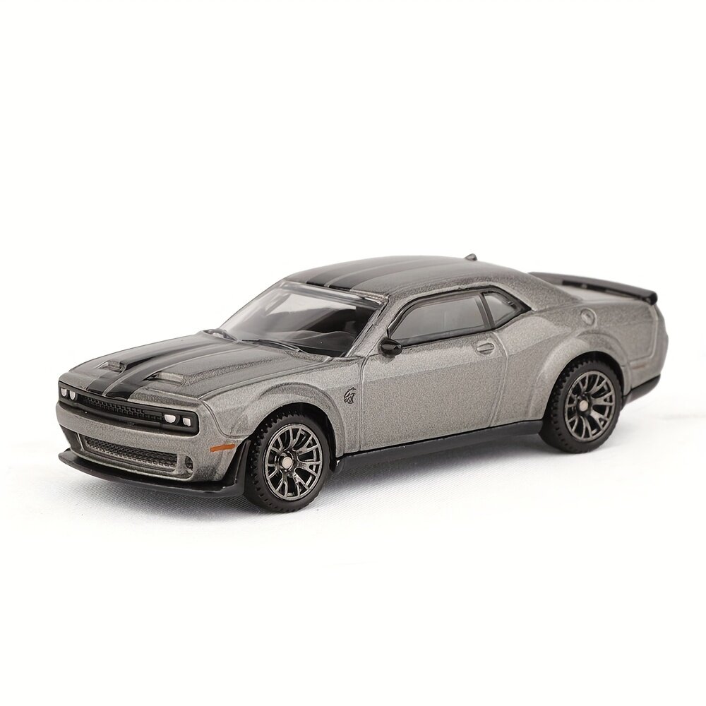 Модель автомобиля Dodge Challenger в масштабе 1:64, серебристая