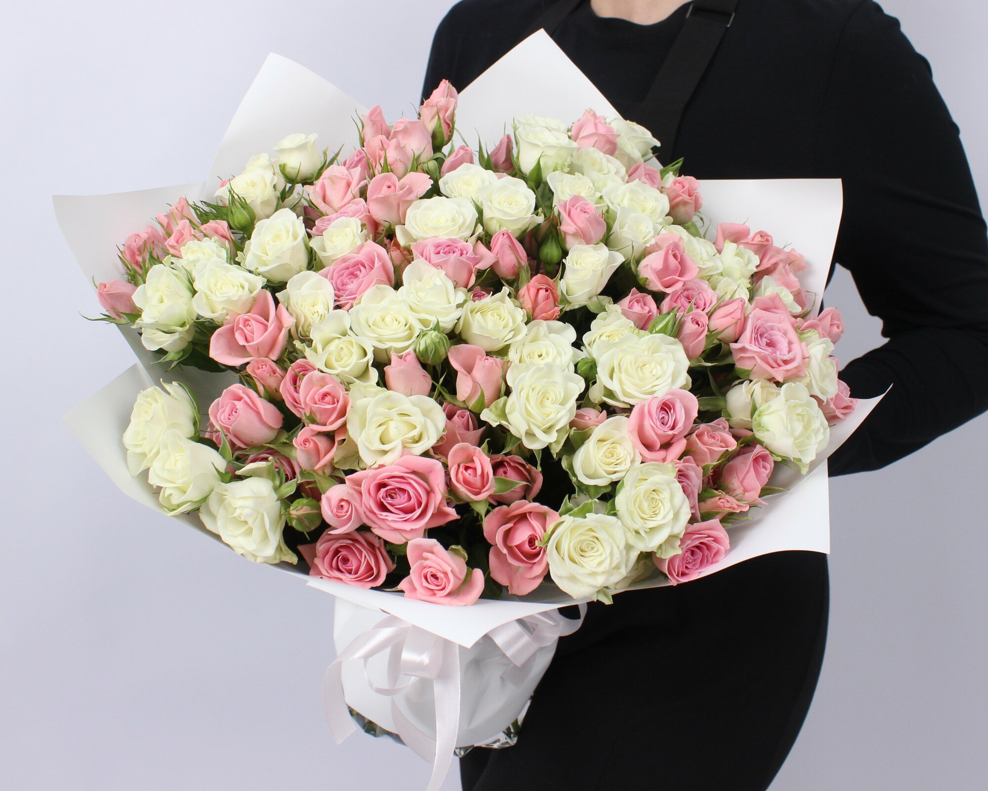 Монобукет THE FLOREAL кустовые розы 35 штук, высота 50 см, с бантом