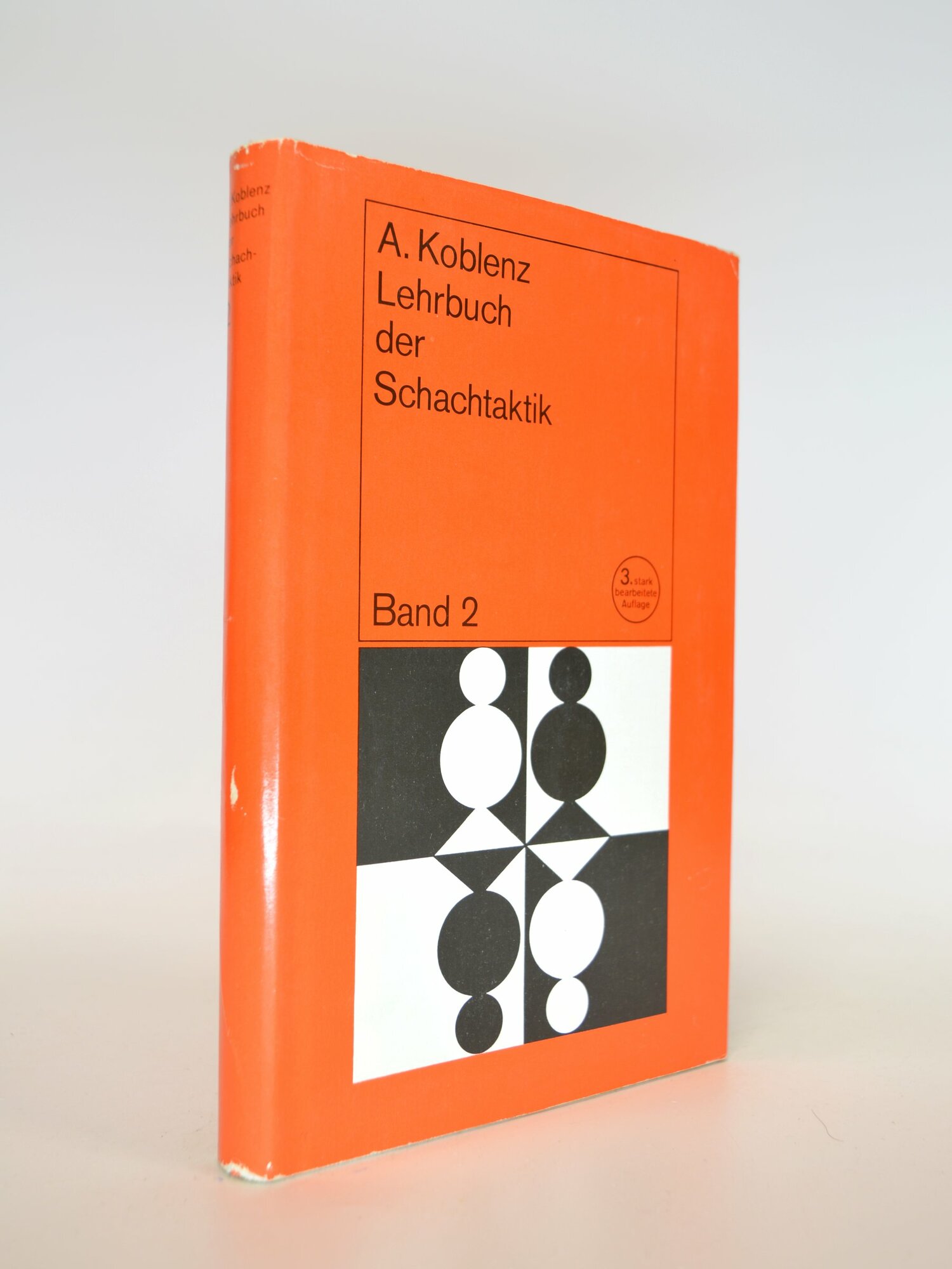 Lehrbuch der Schachtaktik. Band 2. Учебник шахматной тактики на немецком. A. Koblenz. Букинистическая книга в отличном состоянии.