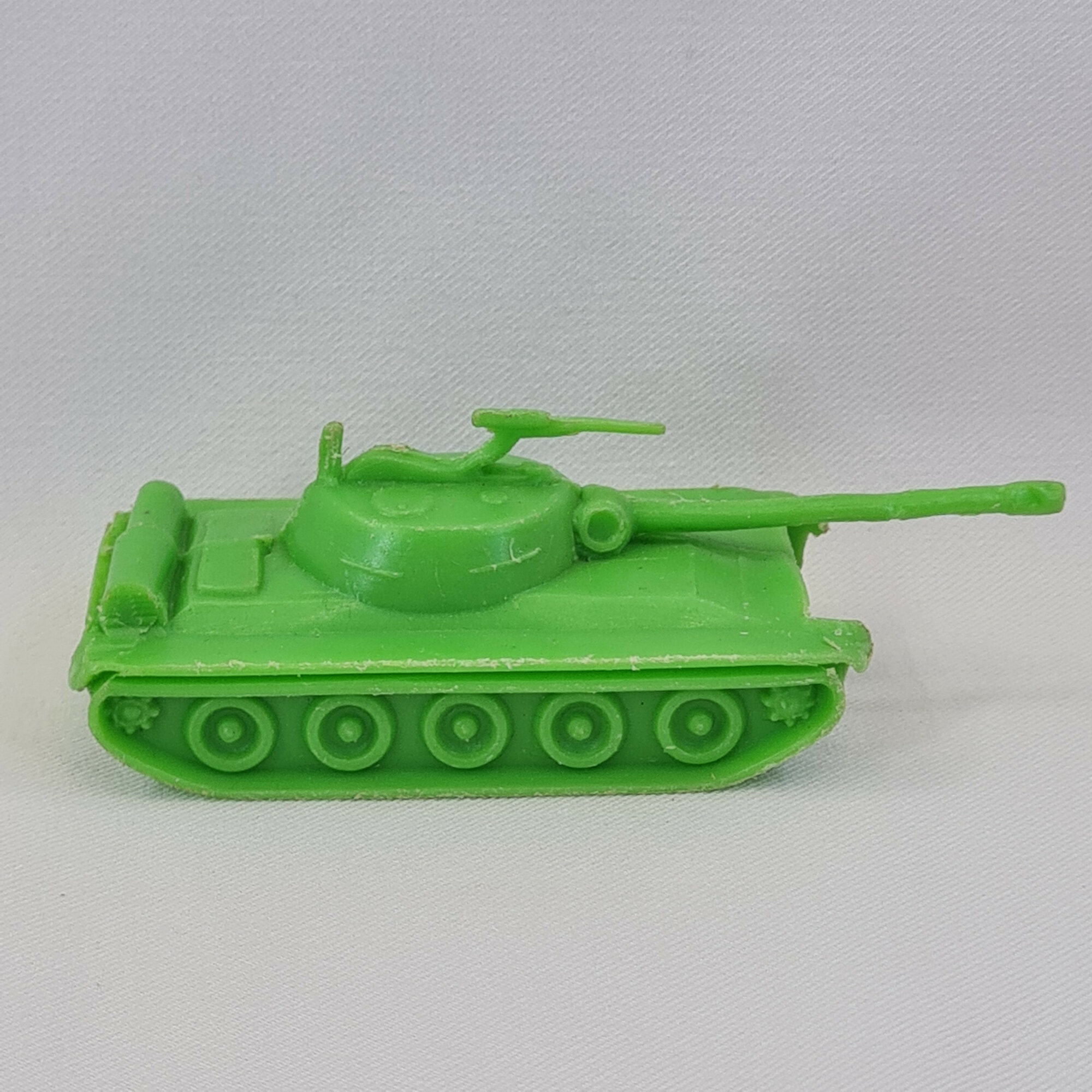 Игрушка танк винтажная СССР. Военная модель на гусеничном ходу, зеленого цвета