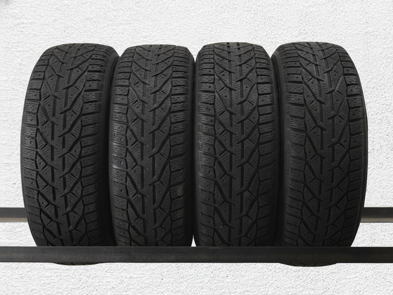Зимние шины шипованные Tigar SUV ICE 215/60 R17 40% износ TSB054756