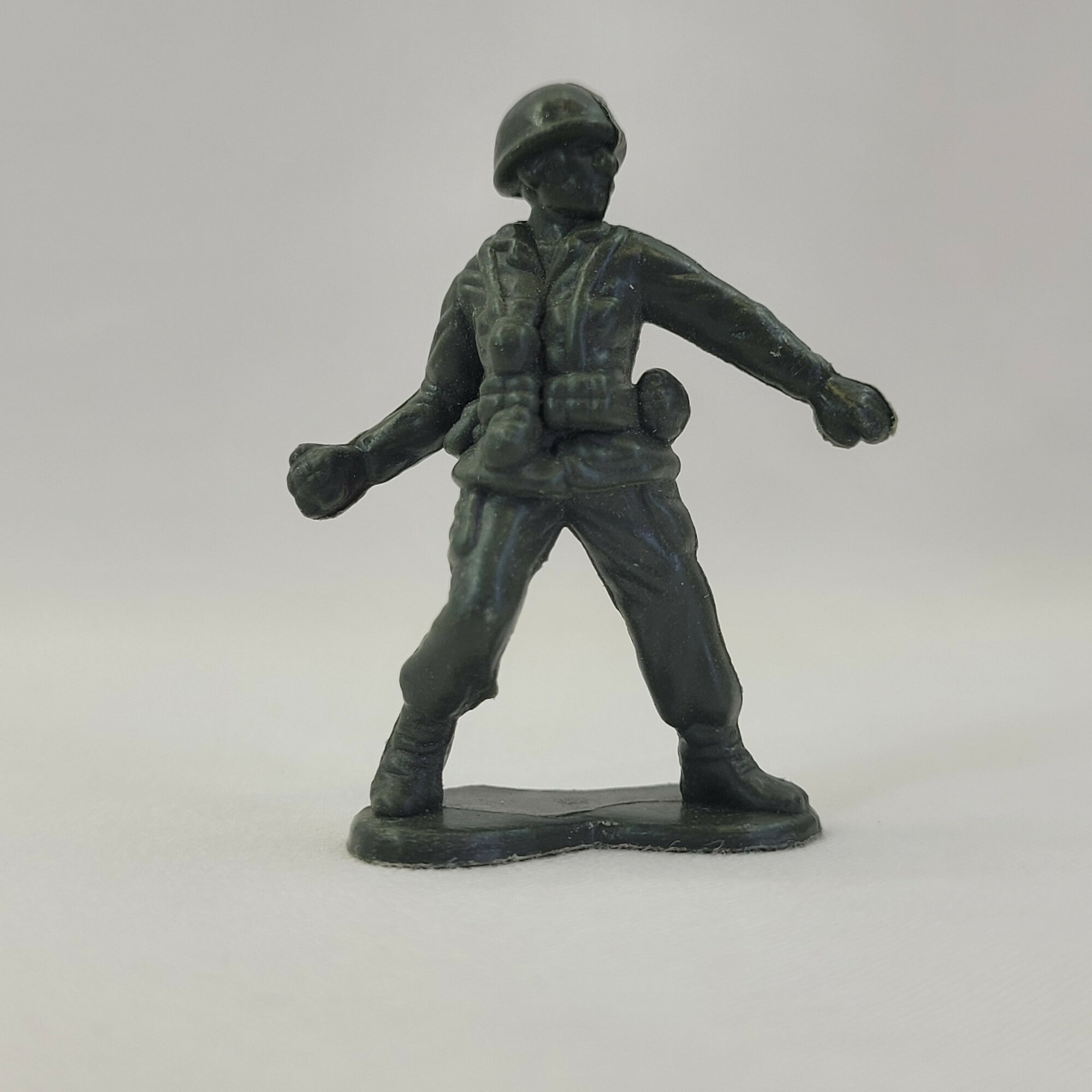 Солдатик винтажный СССР. Игрушечная фигурка военнослужащего в каске на подставке