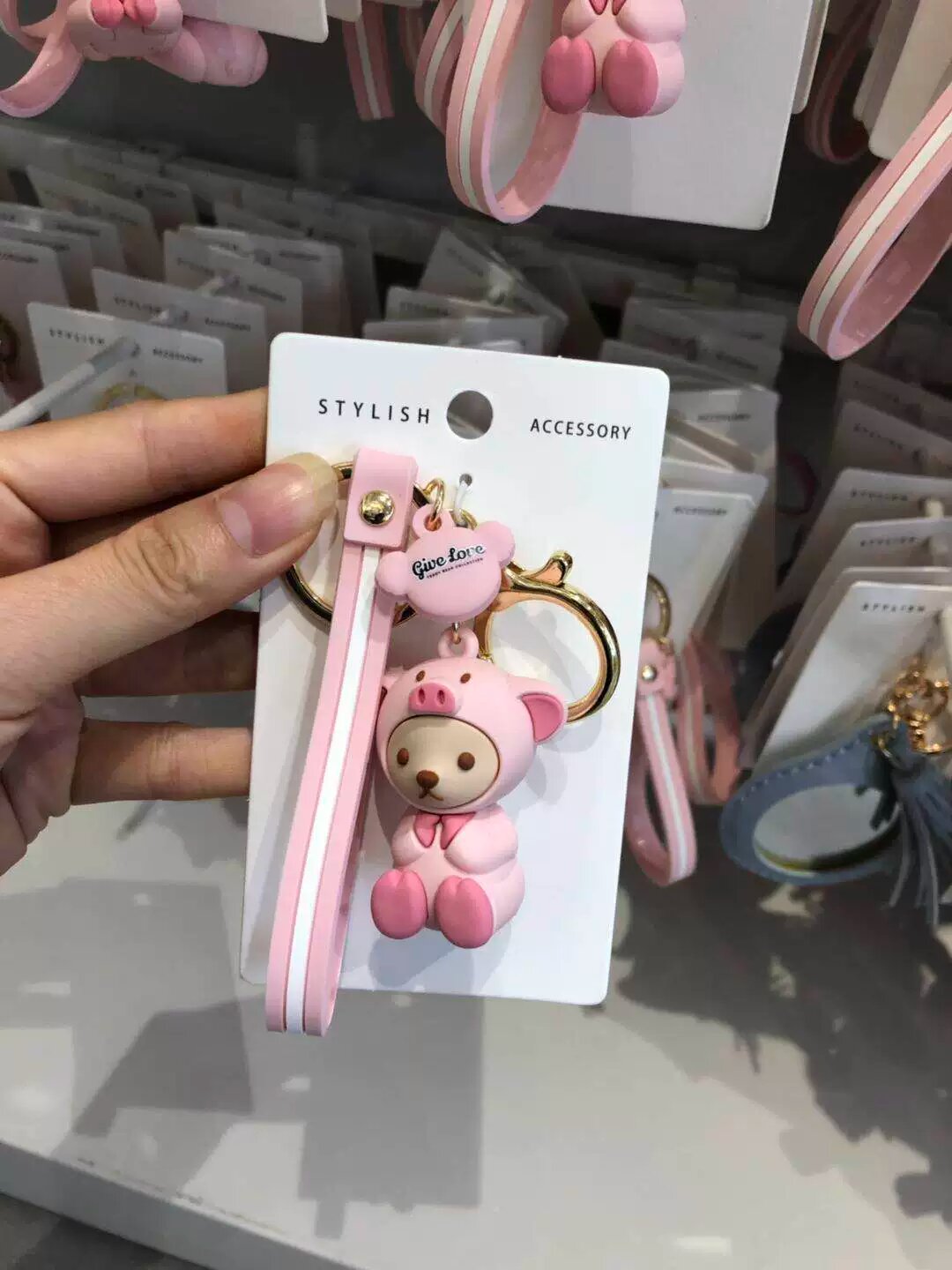 Брелок-подвеска из коллекции Teddy от Miniso Способ сидения